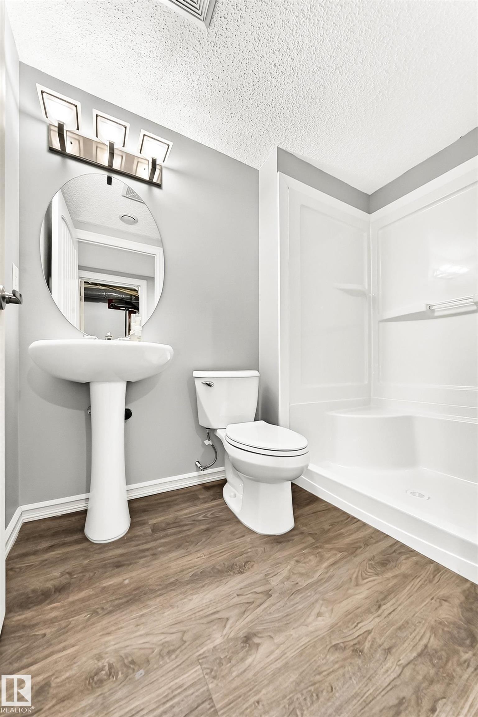 5233 2A Avenue Sw, Edmonton, AB - Indoor Photo Showing Bathroom