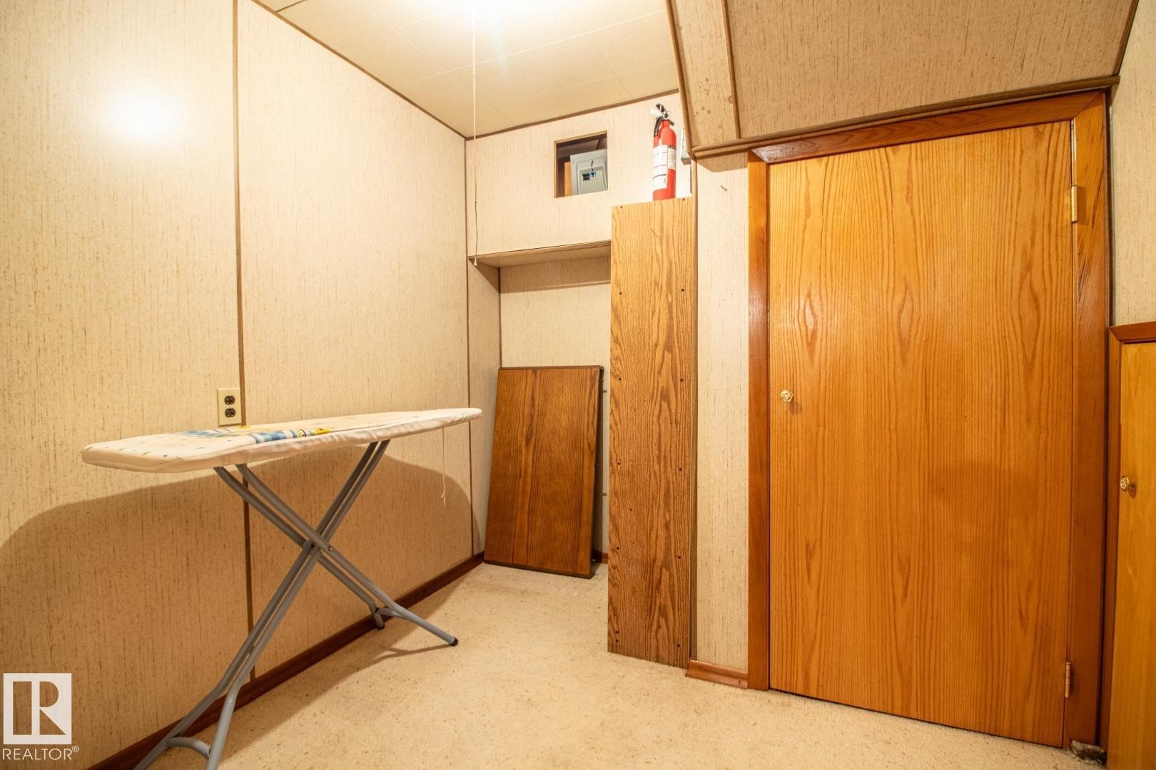 14107 58 Street Nw, Edmonton, AB - Indoor Photo Showing Other Room