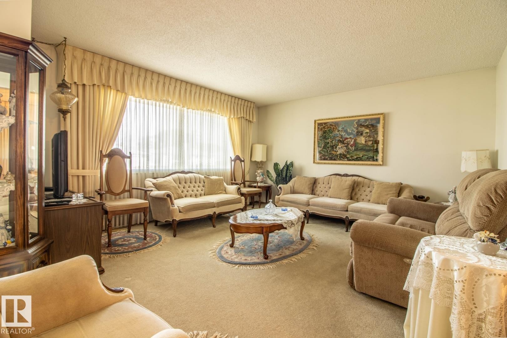 14107 58 Street Nw, Edmonton, AB - Indoor Photo Showing Living Room