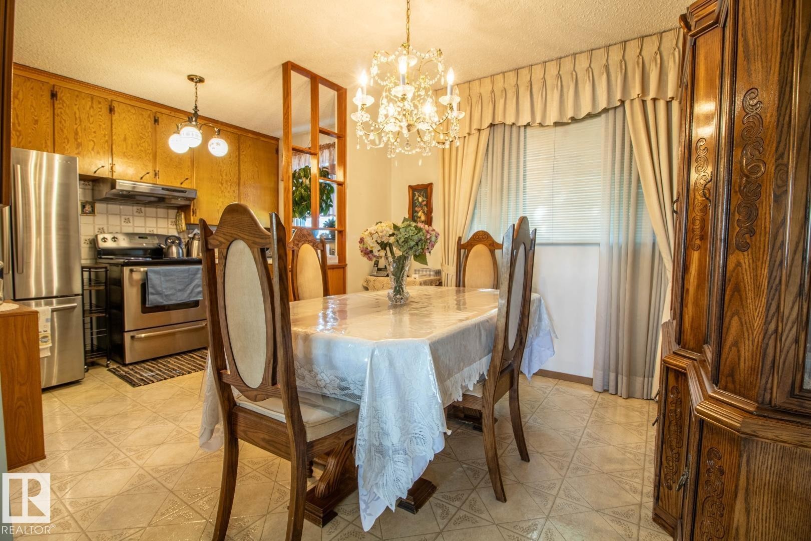14107 58 Street Nw, Edmonton, AB - Indoor Photo Showing Dining Room