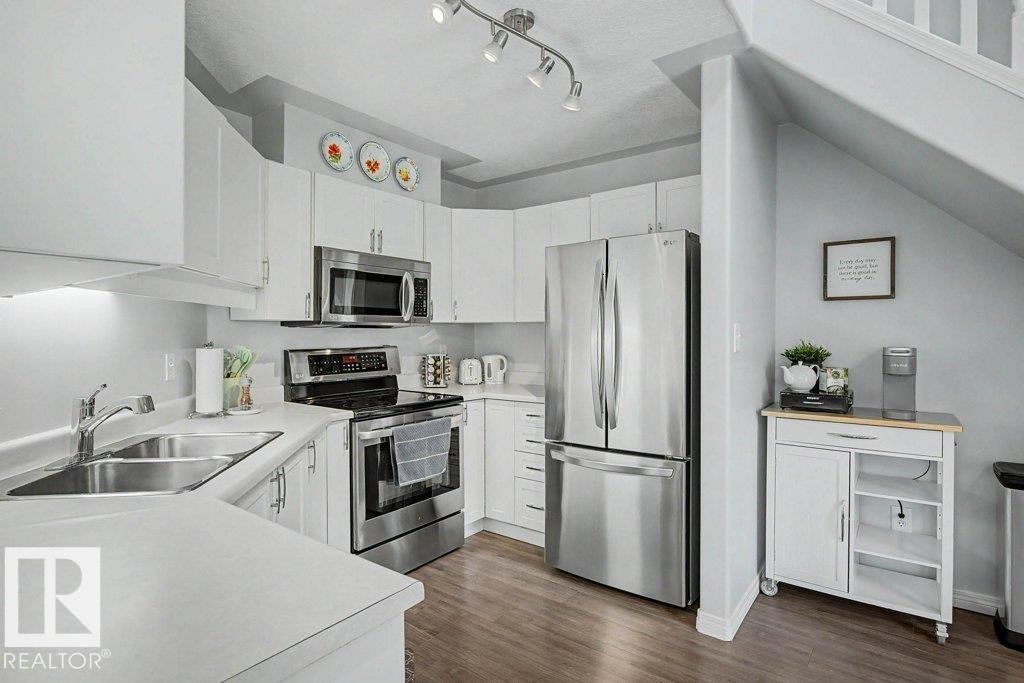 401 10827 85 Avenue, Edmonton, AB - Indoor Photo Showing Kitchen With Double Sink