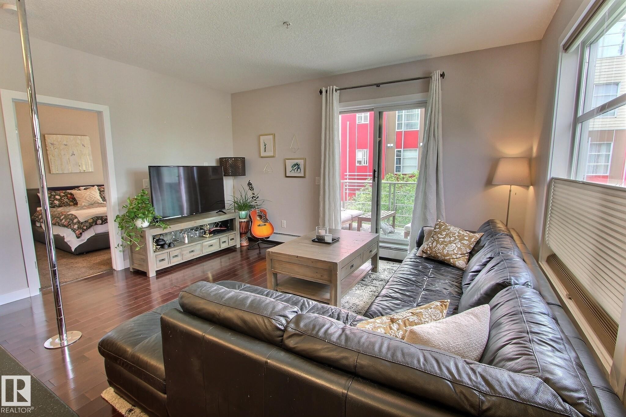#206 2584 Anderson Wy Sw, Edmonton, AB - Indoor Photo Showing Living Room