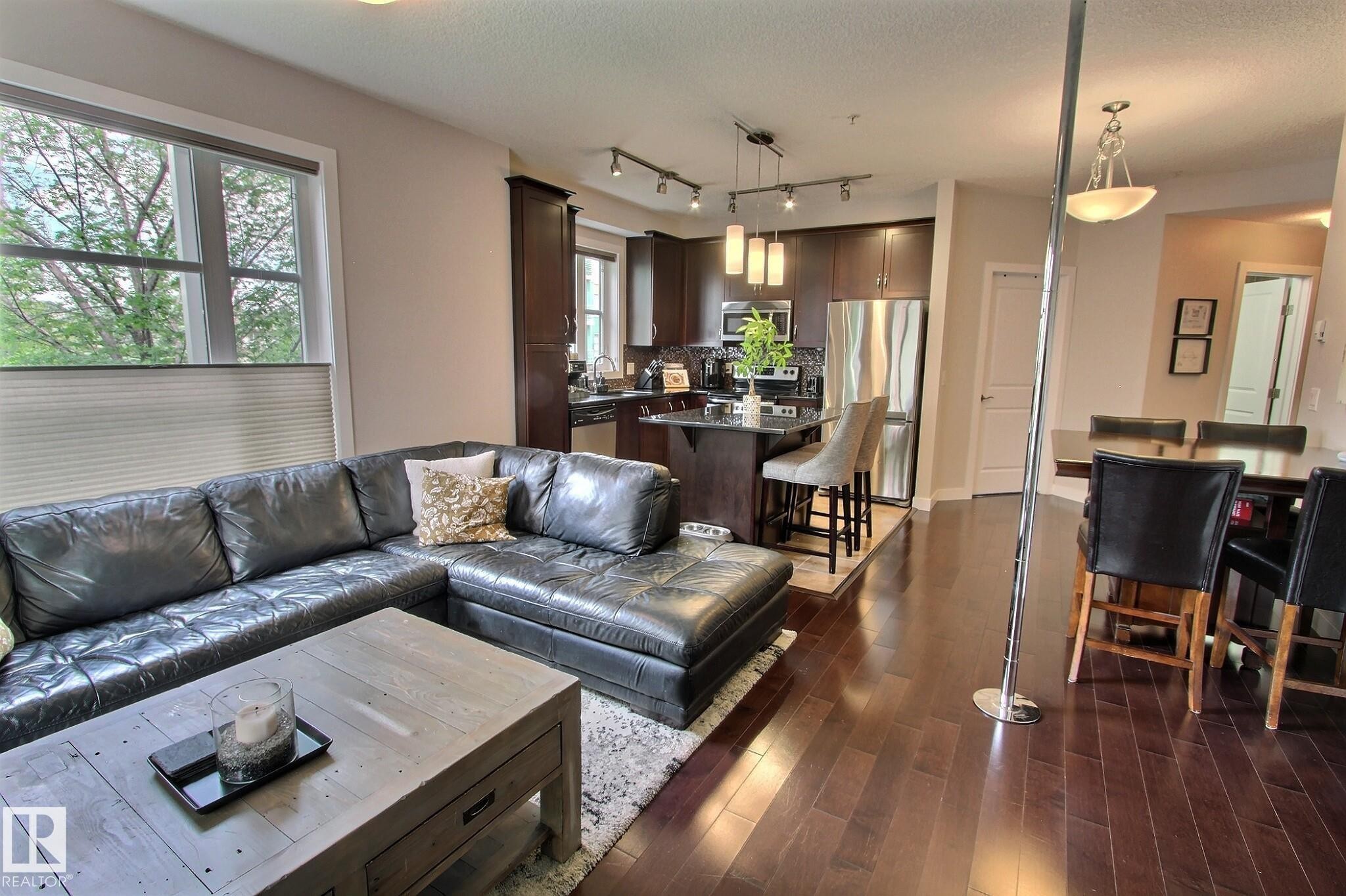#206 2584 Anderson Wy Sw, Edmonton, AB - Indoor Photo Showing Living Room