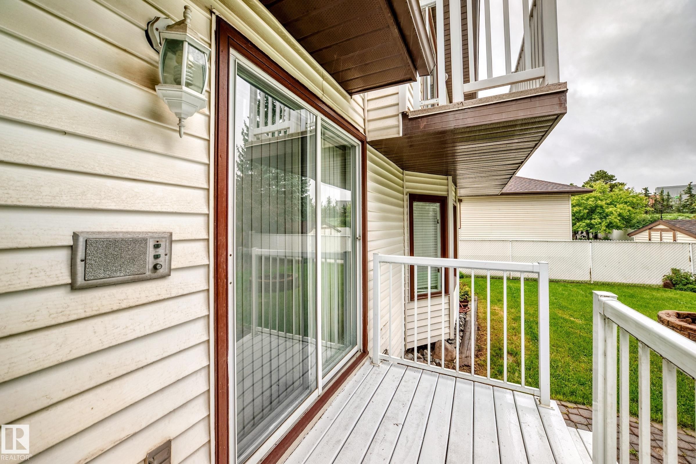 Outdoor deck featuring white railing and wood-finish flooring - 9843 188 Street, Edmonton, AB
