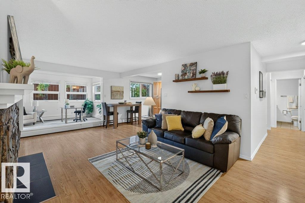 #3 10160 119 St Nw, Edmonton, AB - Indoor Photo Showing Living Room
