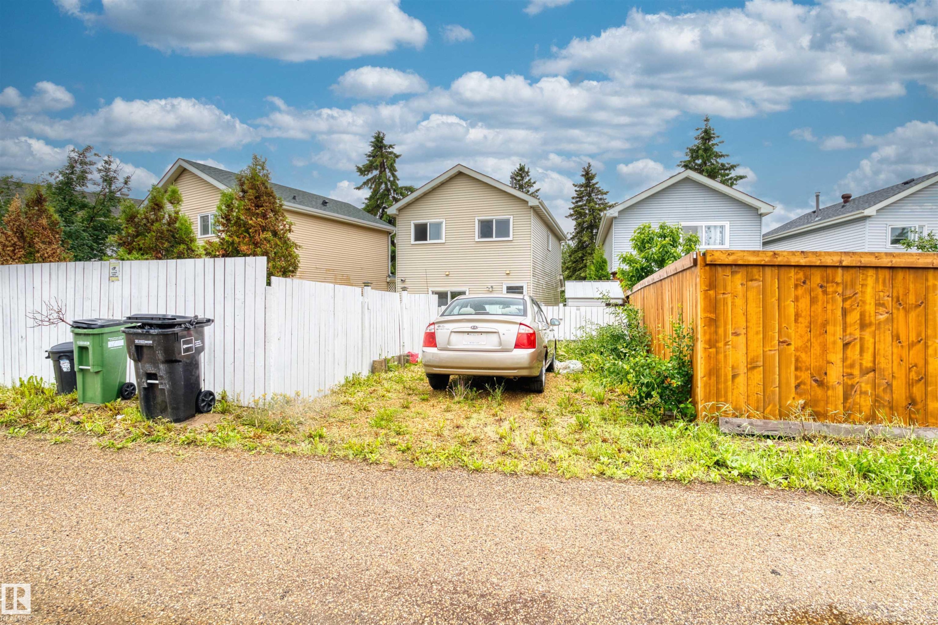 Image quality insufficient for description - 359 Kirkpatrick Crescent, Edmonton, AB