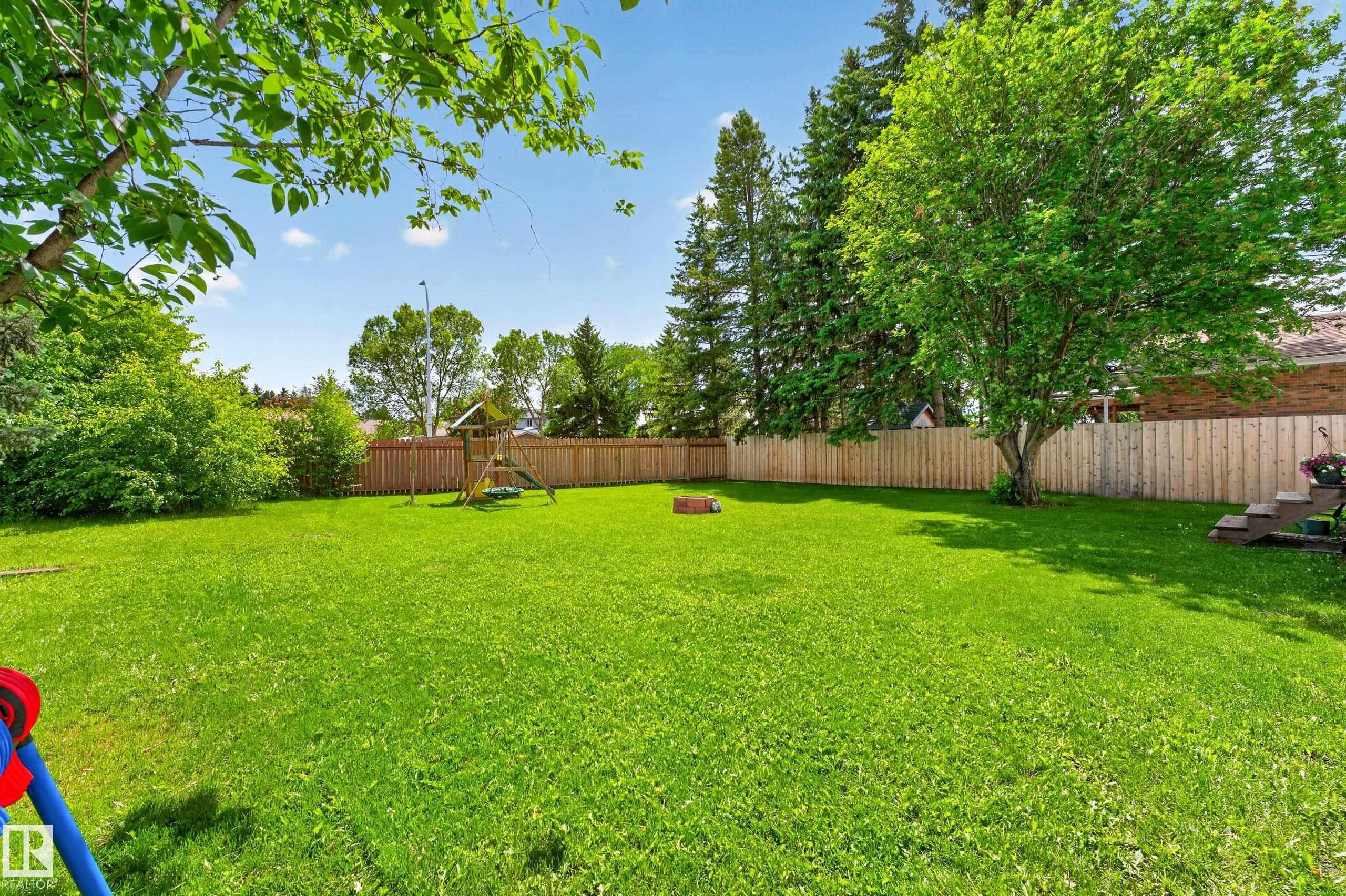 55 Ekota Crescent Nw, Edmonton, AB - Outdoor With Backyard