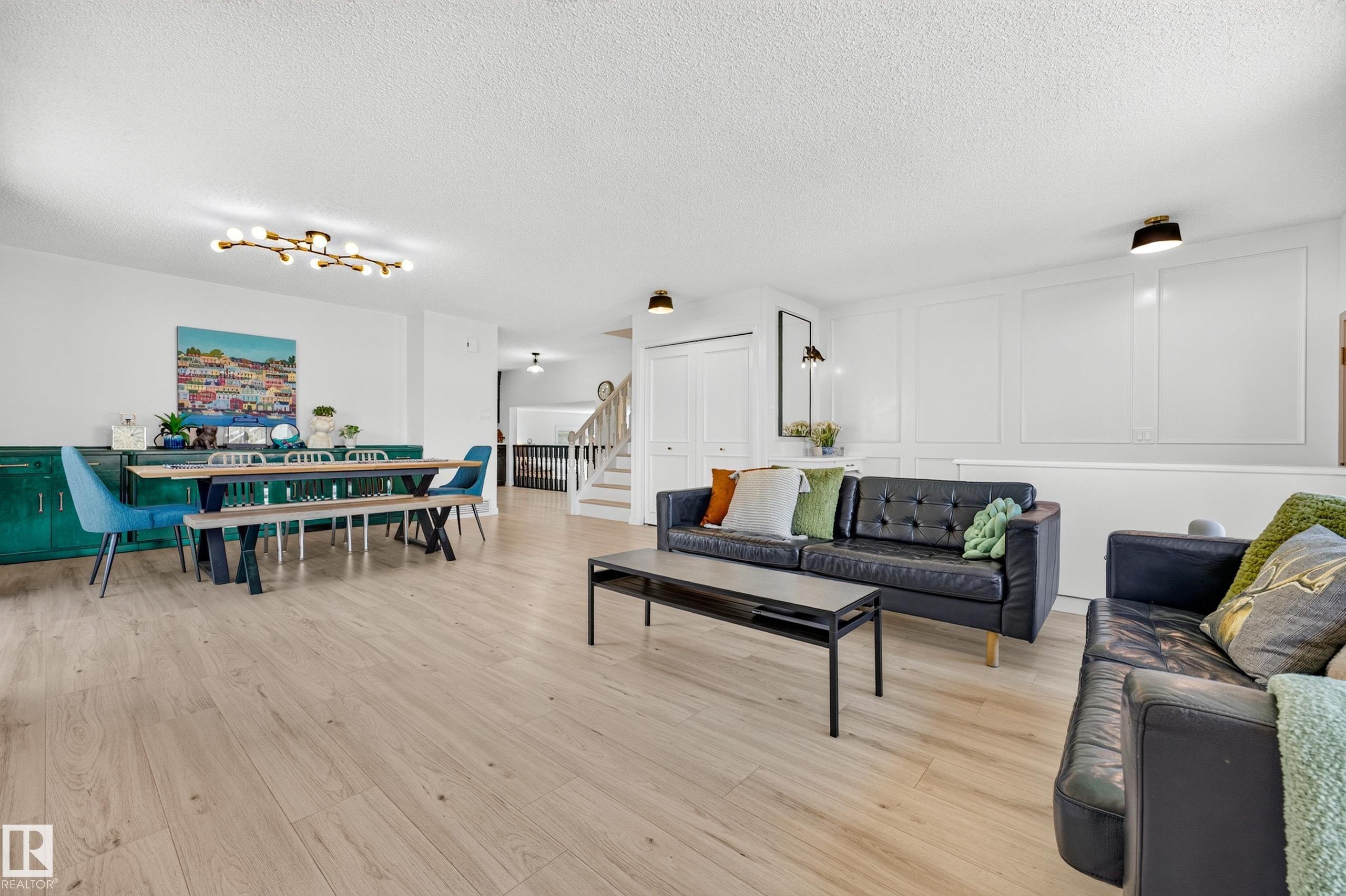 55 Ekota Crescent Nw, Edmonton, AB - Indoor Photo Showing Living Room