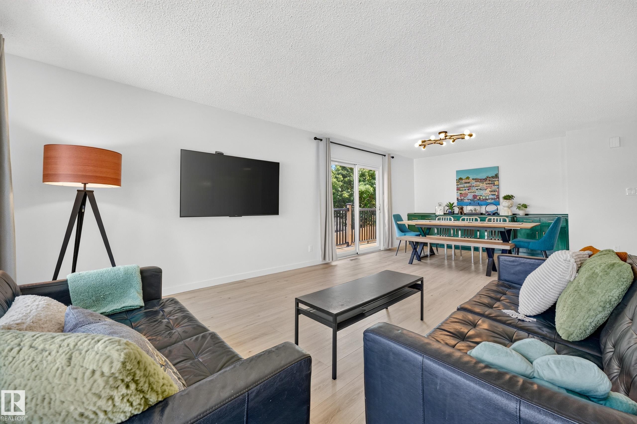 55 Ekota Crescent Nw, Edmonton, AB - Indoor Photo Showing Living Room
