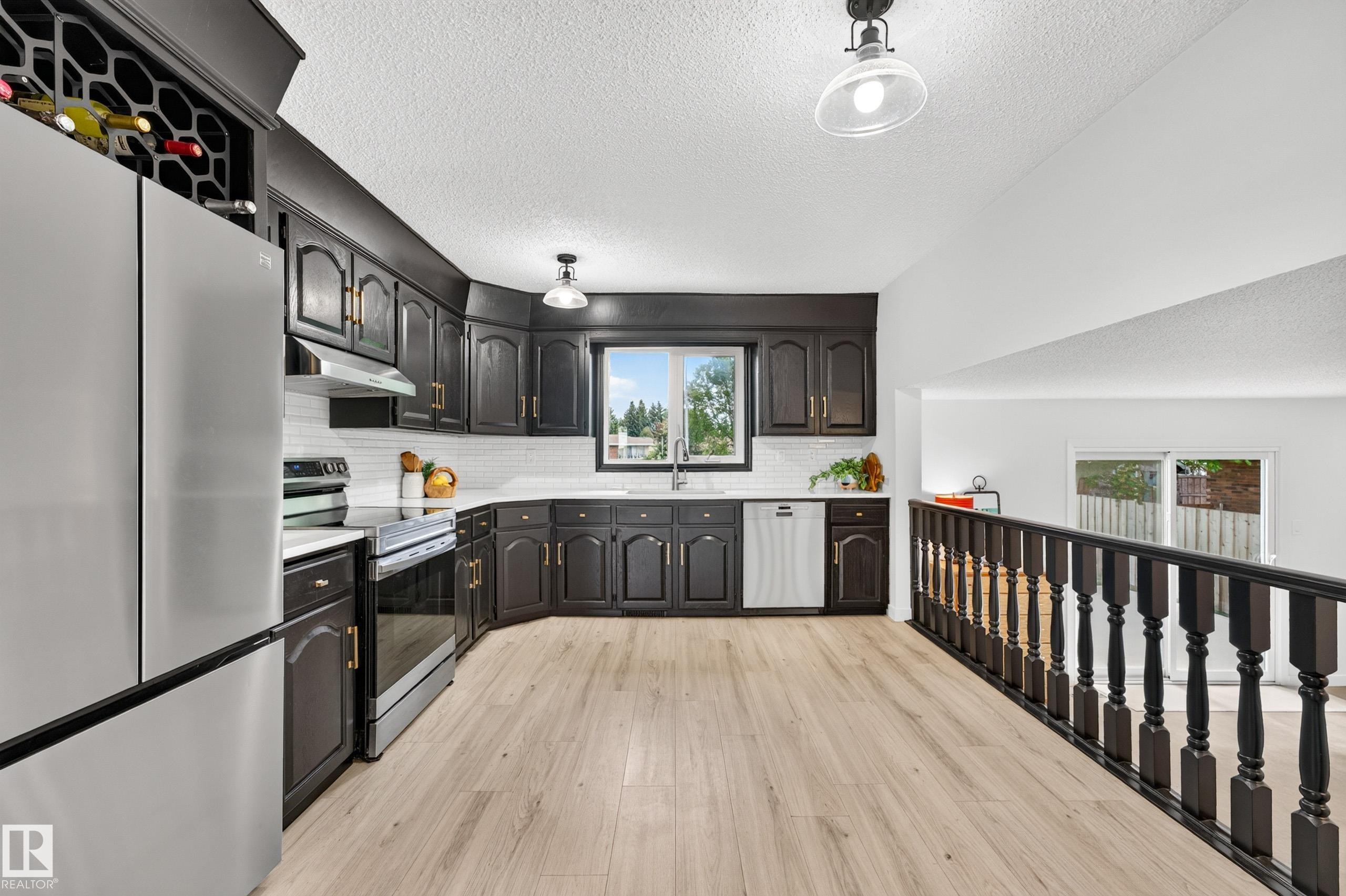 55 Ekota Crescent Nw, Edmonton, AB - Indoor Photo Showing Kitchen