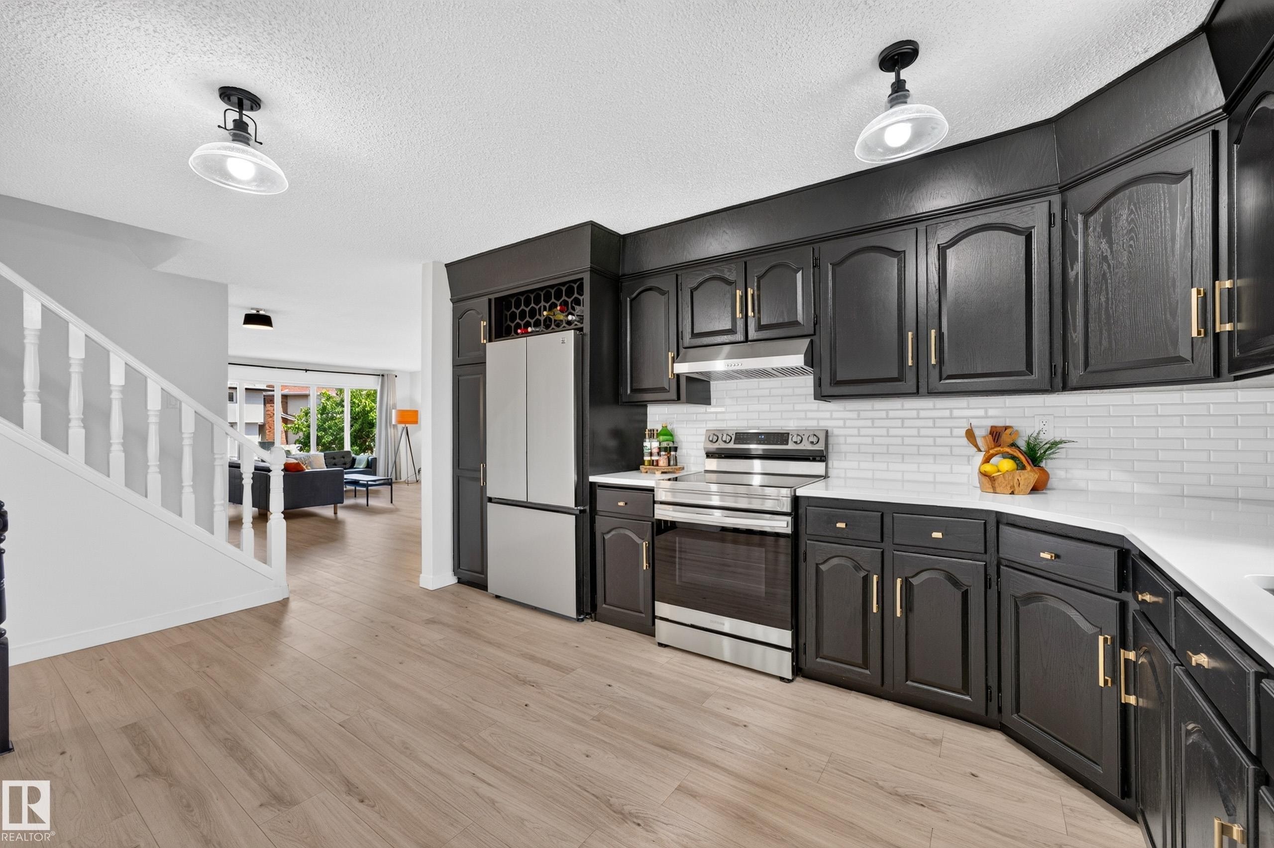 55 Ekota Crescent Nw, Edmonton, AB - Indoor Photo Showing Kitchen