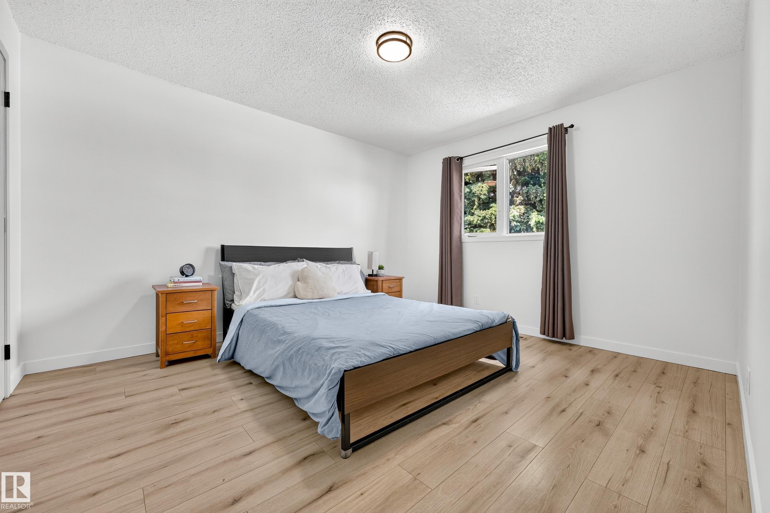 55 Ekota Crescent Nw, Edmonton, AB - Indoor Photo Showing Bedroom