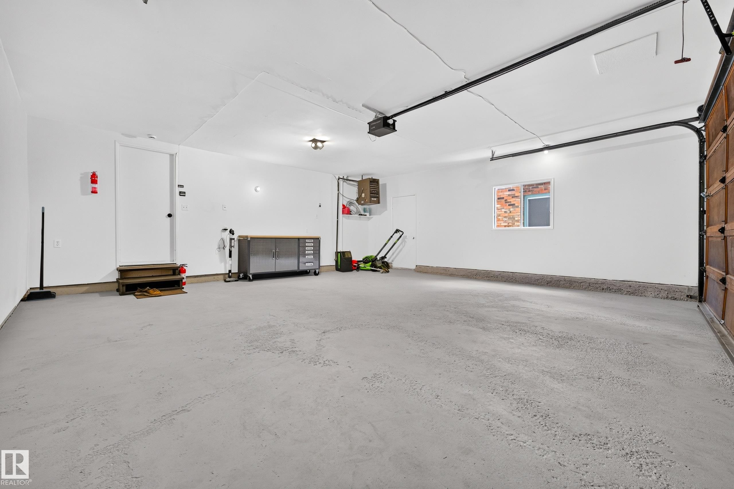 55 Ekota Crescent Nw, Edmonton, AB - Indoor Photo Showing Garage