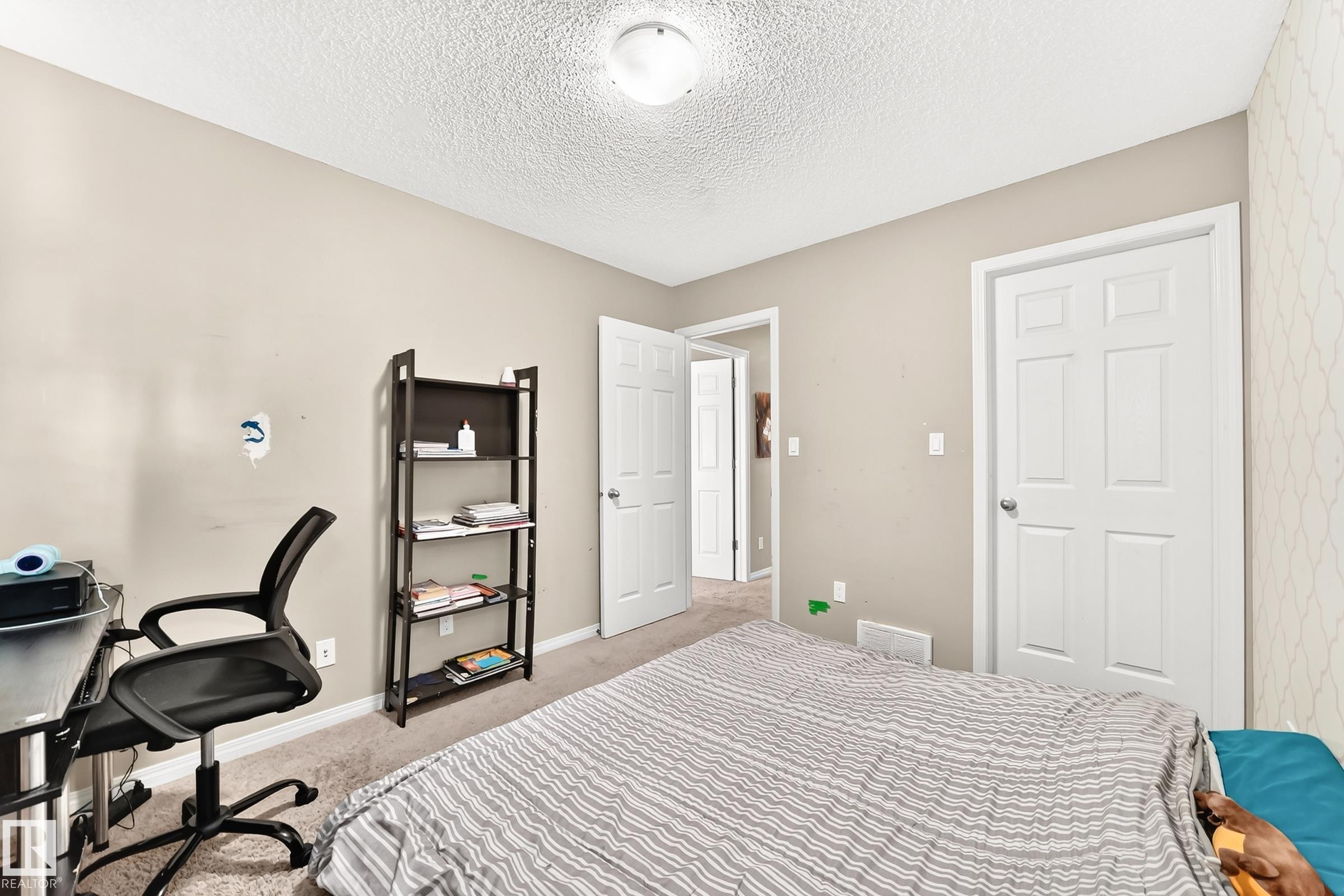 Neutral tone wall paint with a textured ceiling - 875 Chappelle Link Link Sw, Edmonton, AB