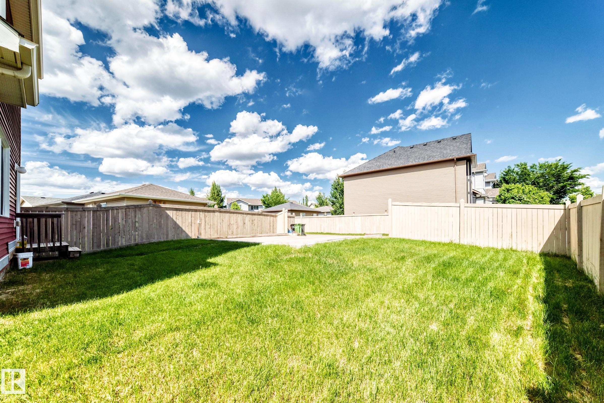 Expansive fenced backyard with a green lawn - 875 Chappelle Link Link Sw, Edmonton, AB