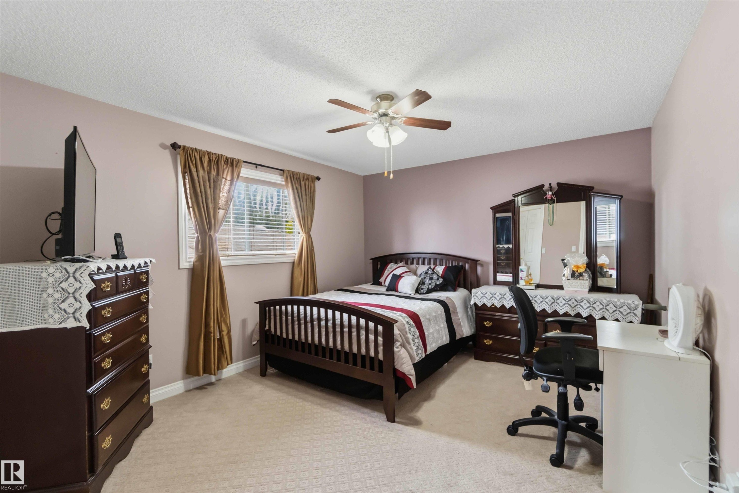 Carpeted bedroom featuring a ceiling fan, a single window with blinds and drapes, and crown molding - 4428 11A Avenue Nw, Edmonton, AB - Indoor Photo Showing Bedroom