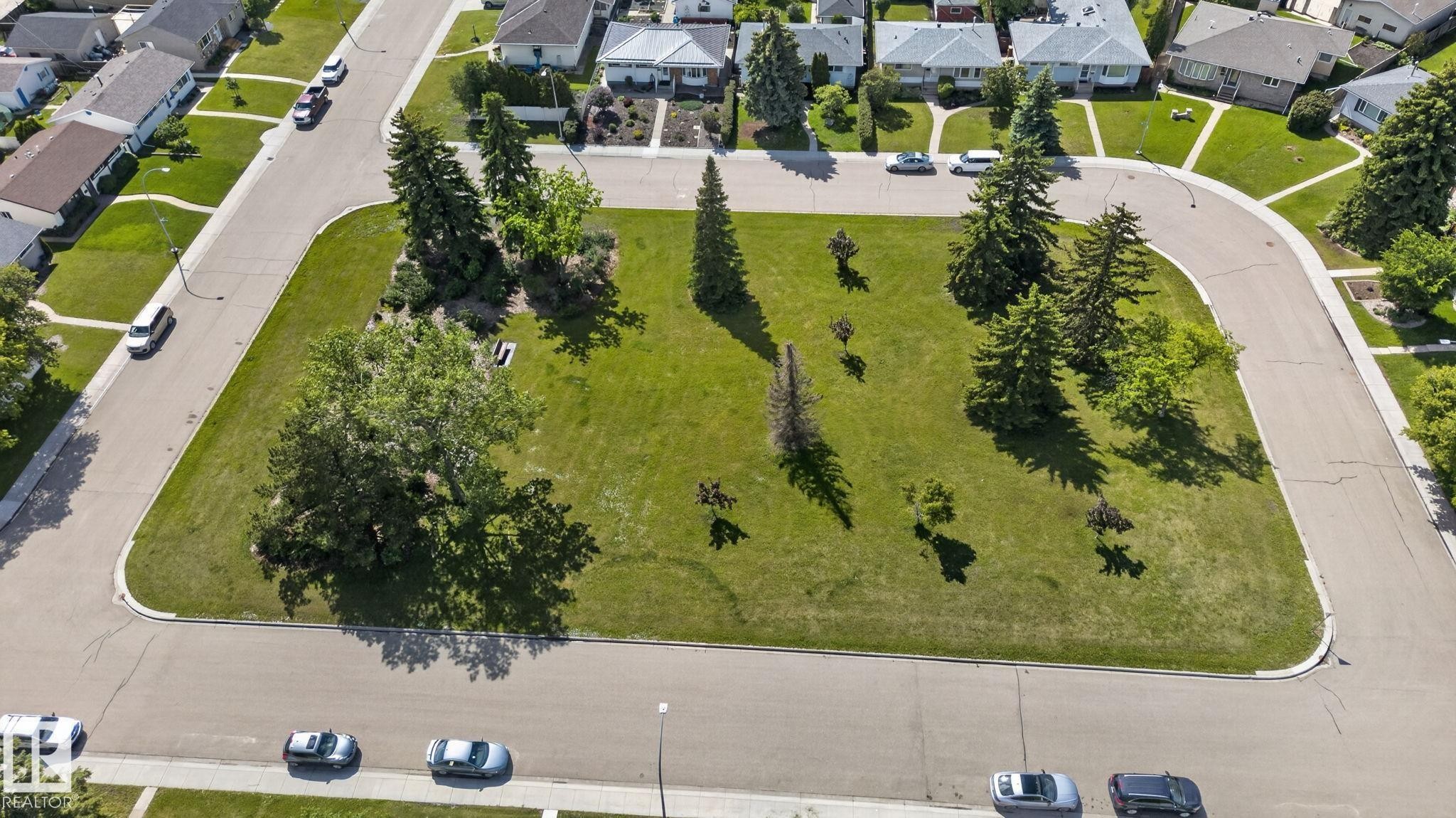 Expansive green space featuring mature trees and manicured lawn - 13431 109 Street, Edmonton, AB