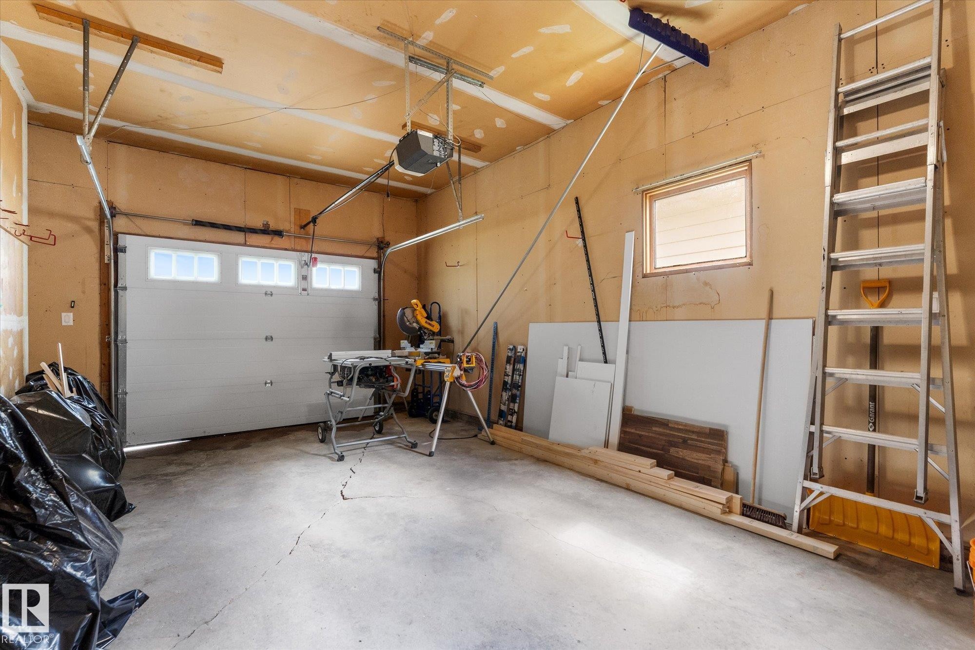 44 Arlington Drive, St. Albert, AB - Indoor Photo Showing Garage