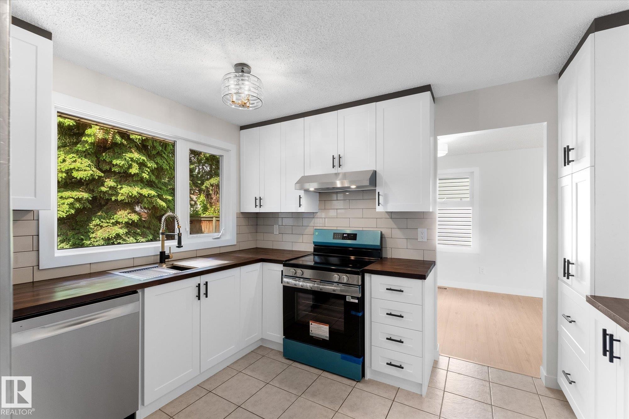 44 Arlington Drive, St. Albert, AB - Indoor Photo Showing Kitchen