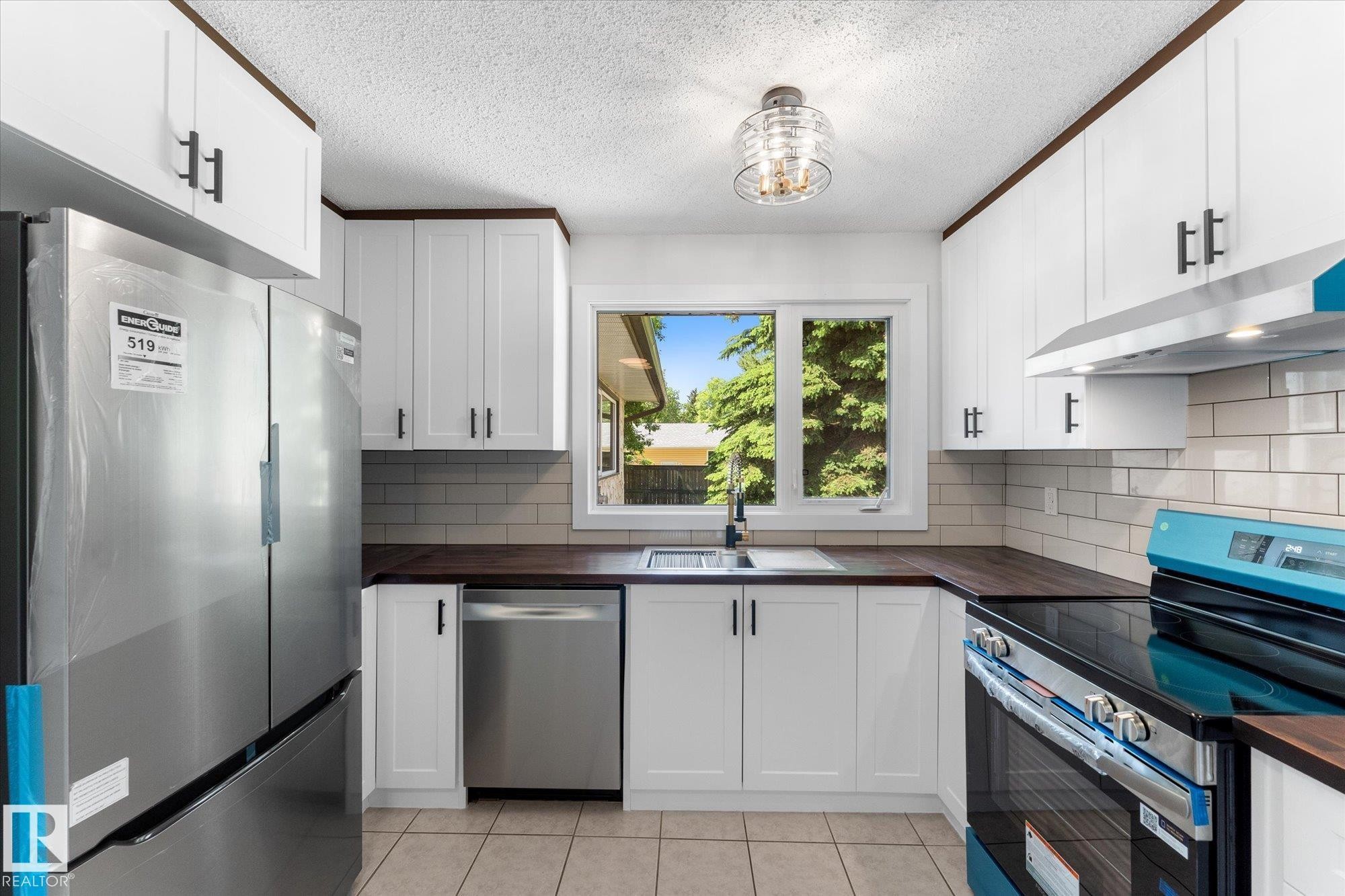 44 Arlington Drive, St. Albert, AB - Indoor Photo Showing Kitchen With Double Sink