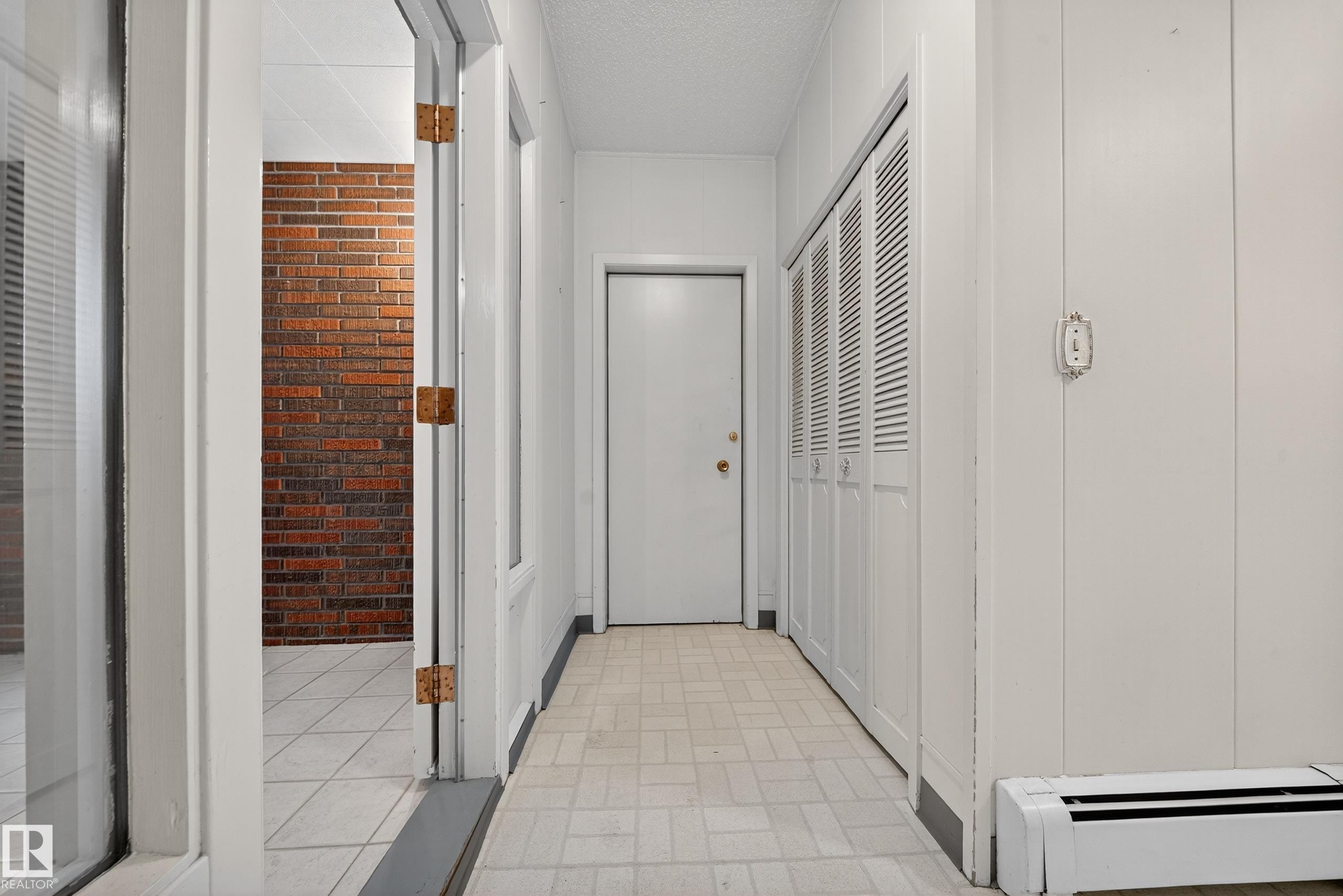 Interior hallway featuring light-colored tile flooring - 707 65 Avenue, Edmonton, AB
