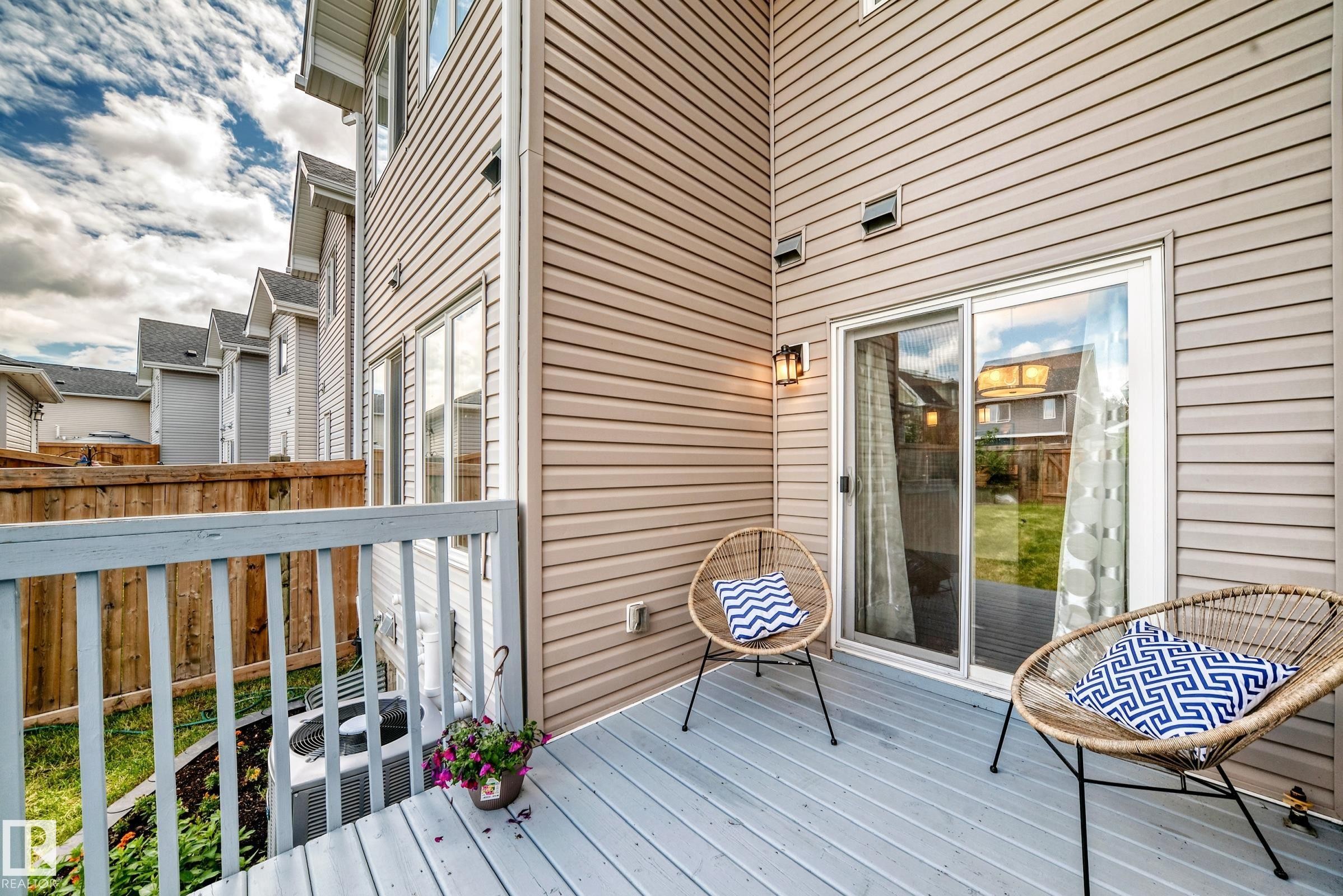 Outdoor deck featuring a light gray finish and a privacy fence - 2433 Glenridding Boulevard, Edmonton, AB