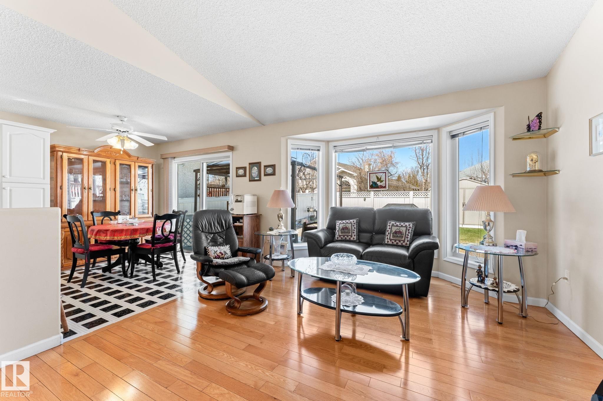 13308 155 Avenue Nw, Edmonton, AB - Indoor Photo Showing Living Room