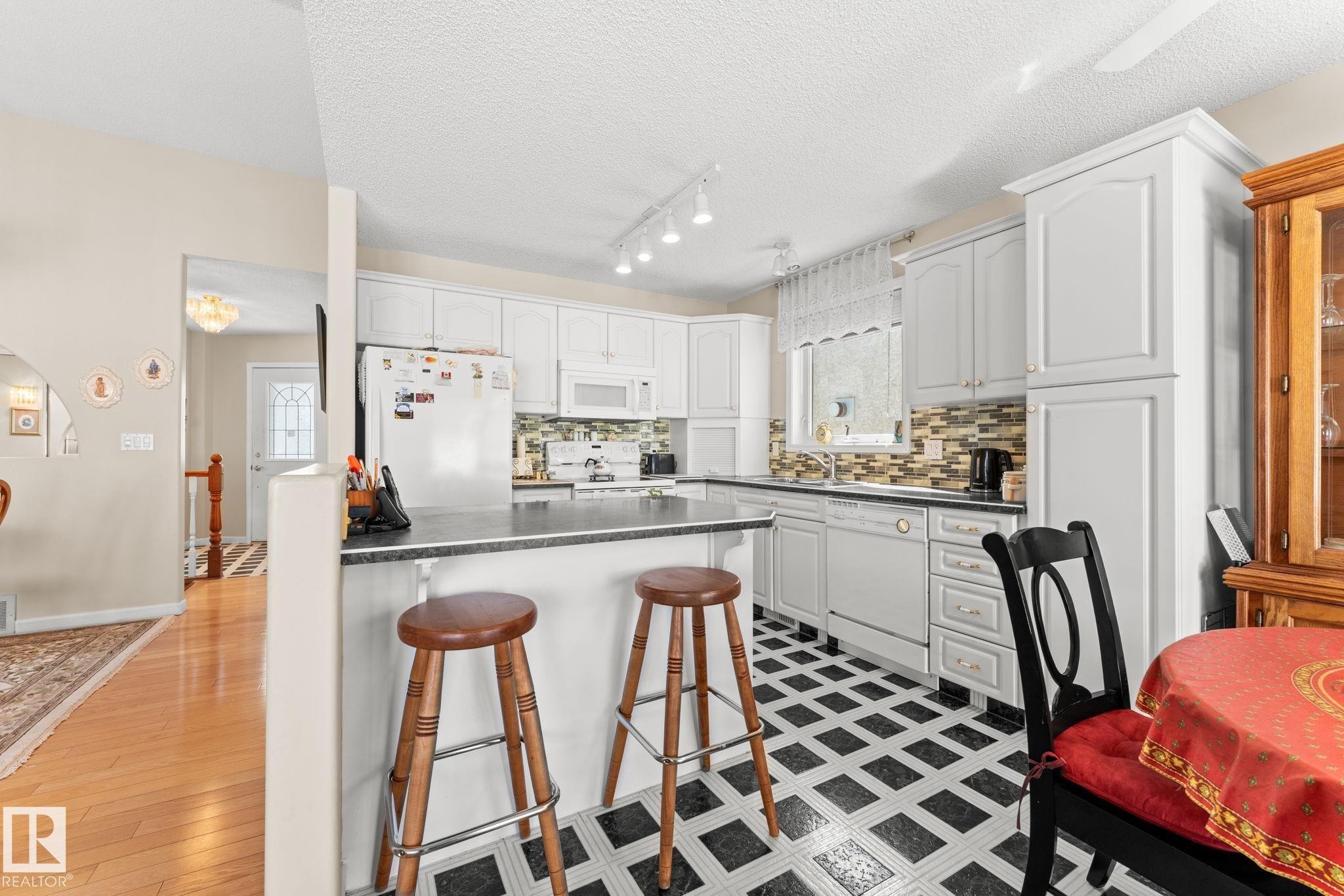 13308 155 Avenue Nw, Edmonton, AB - Indoor
