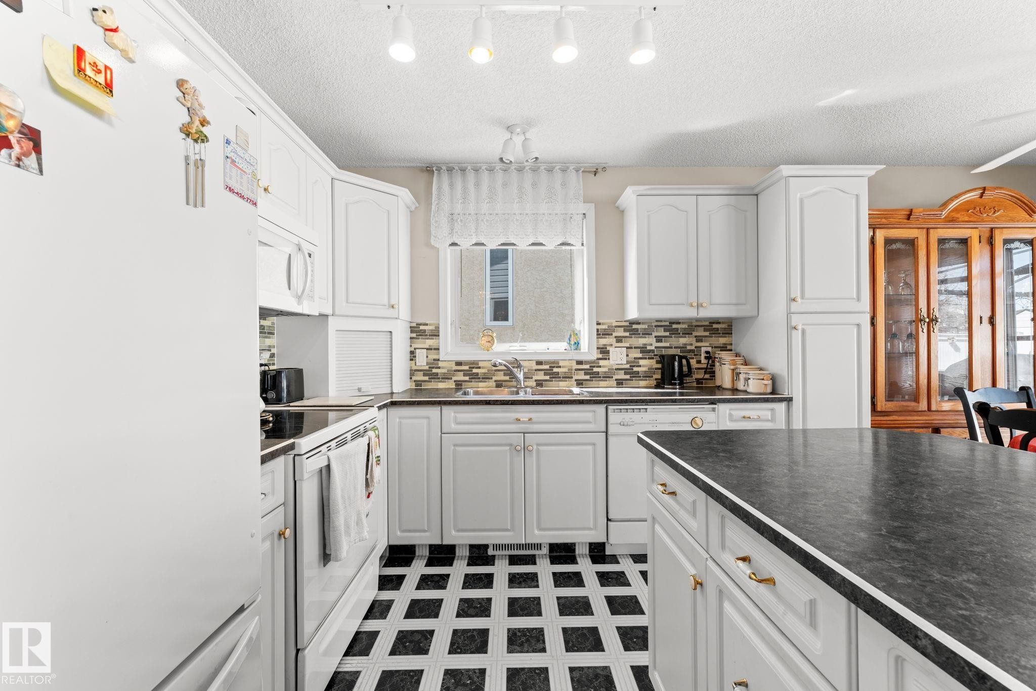 13308 155 Avenue Nw, Edmonton, AB - Indoor Photo Showing Kitchen