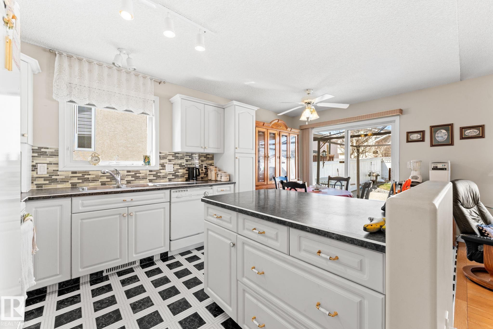 13308 155 Avenue Nw, Edmonton, AB - Indoor Photo Showing Kitchen