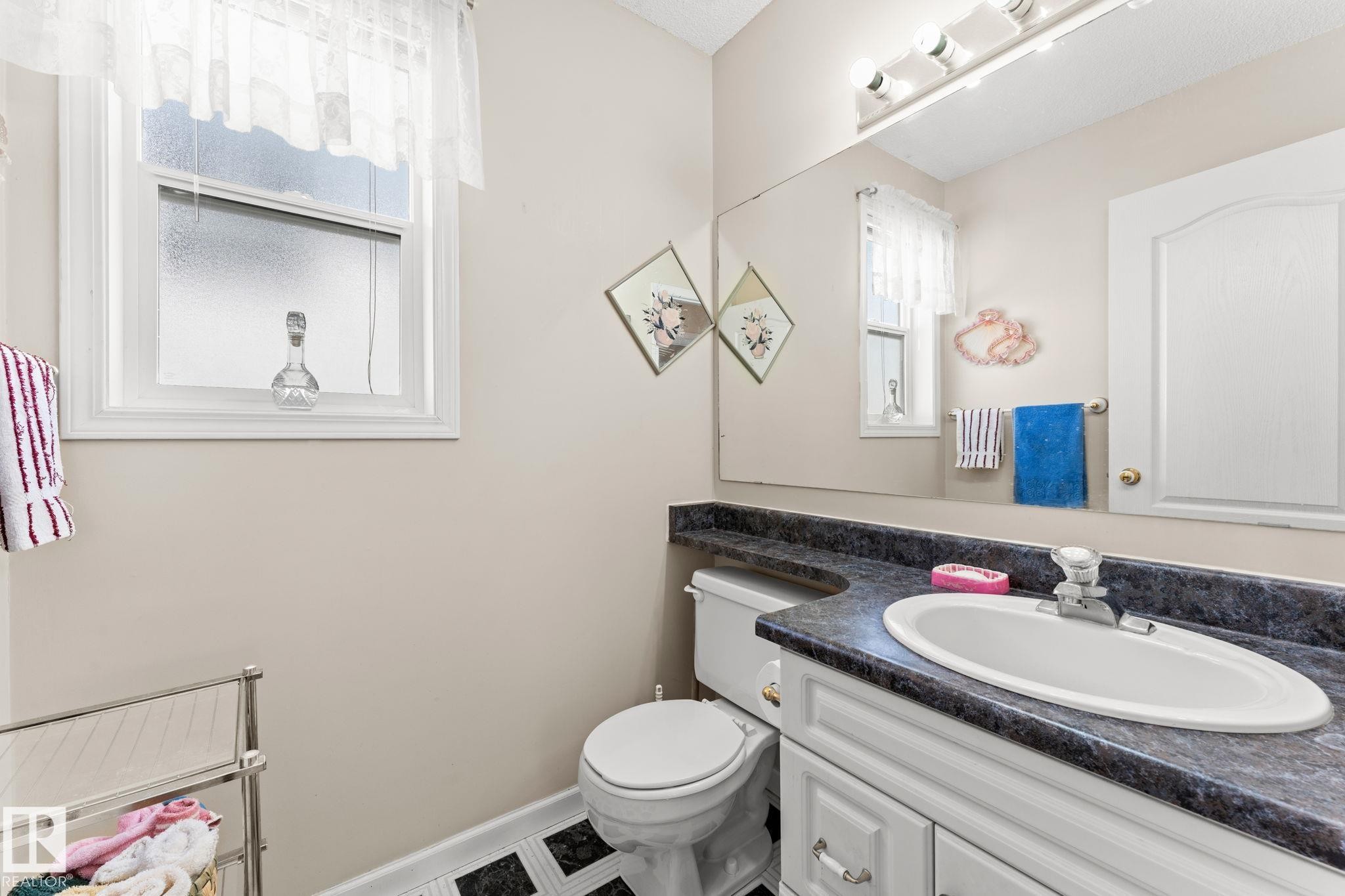 13308 155 Avenue Nw, Edmonton, AB - Indoor Photo Showing Bathroom