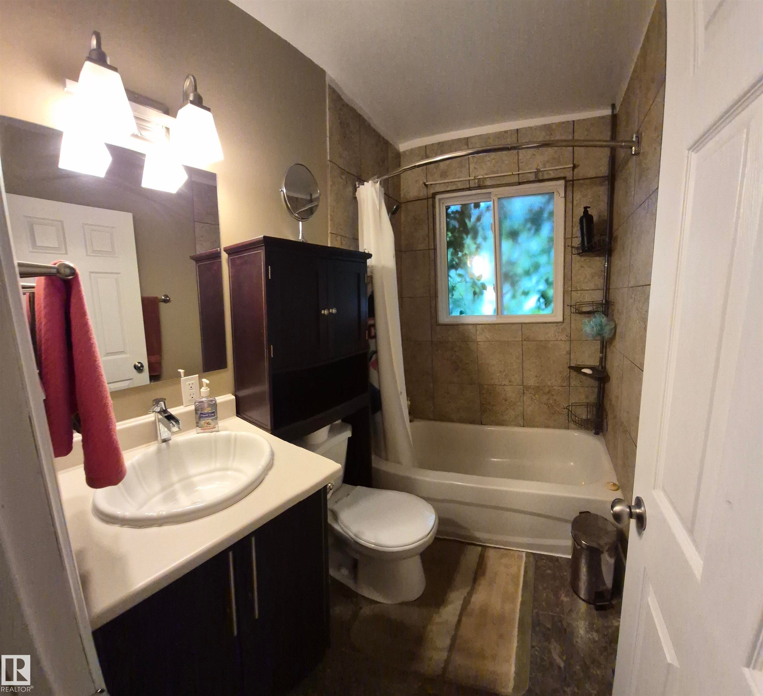 Bathroom - 10523 105 Street, Westlock, AB