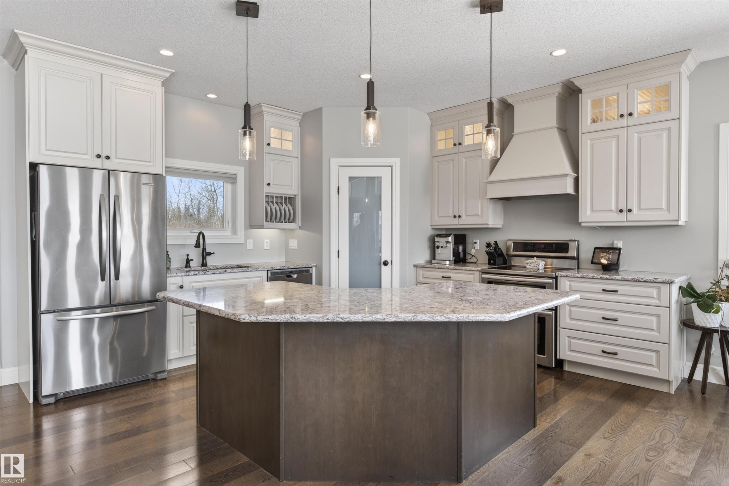 1609 Horseshoe Bay, Cold Lake, AB - Indoor Photo Showing Kitchen With Upgraded Kitchen