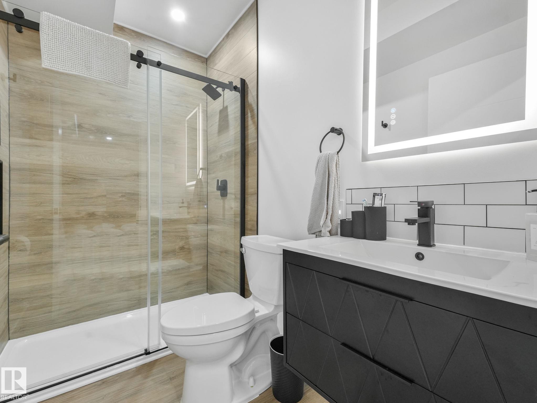 7151 Edgemont Way Nw, Edmonton, AB - Indoor Photo Showing Bathroom