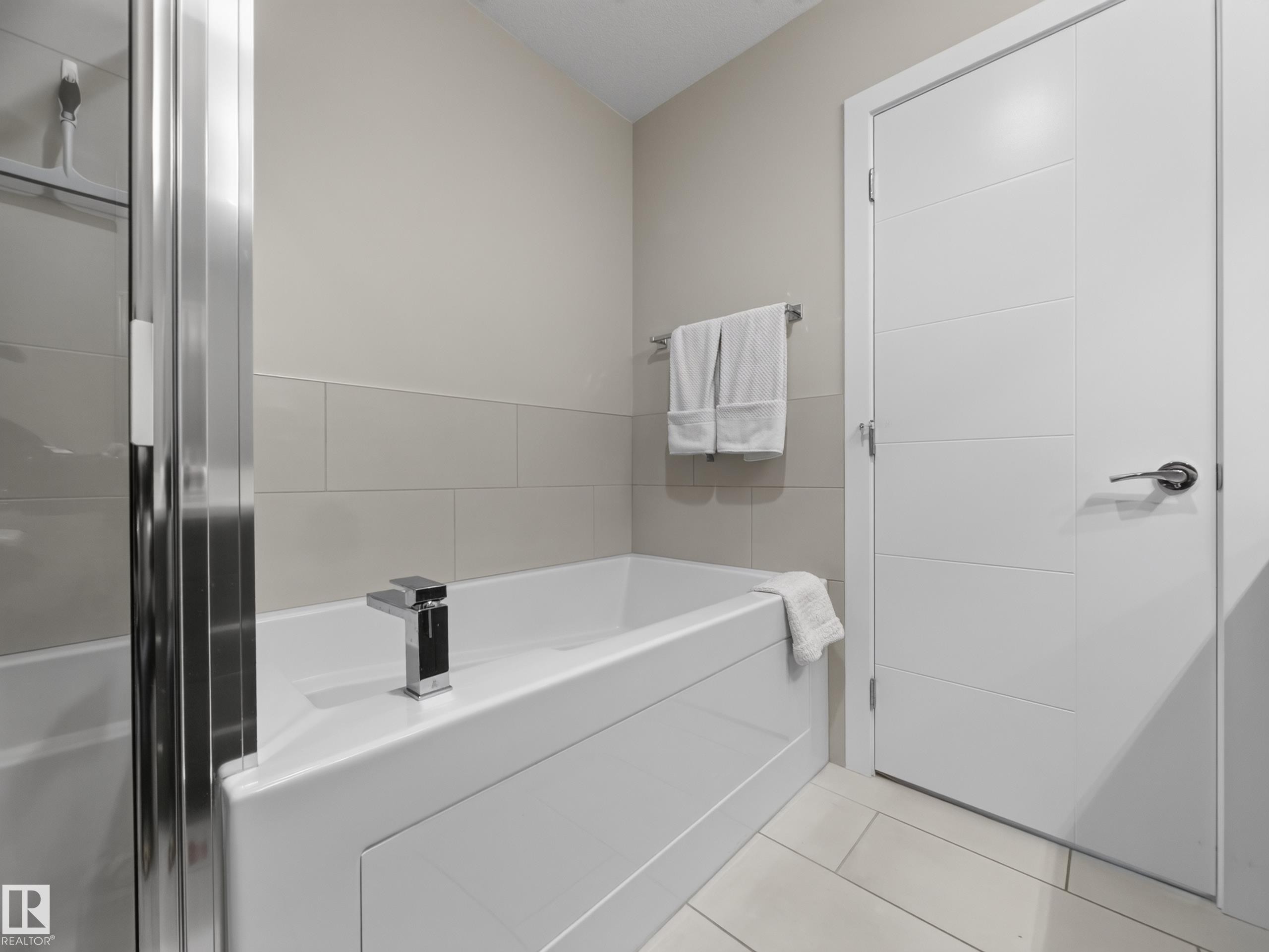 #412 625 Leger Wy Nw, Edmonton, AB - Indoor Photo Showing Bathroom