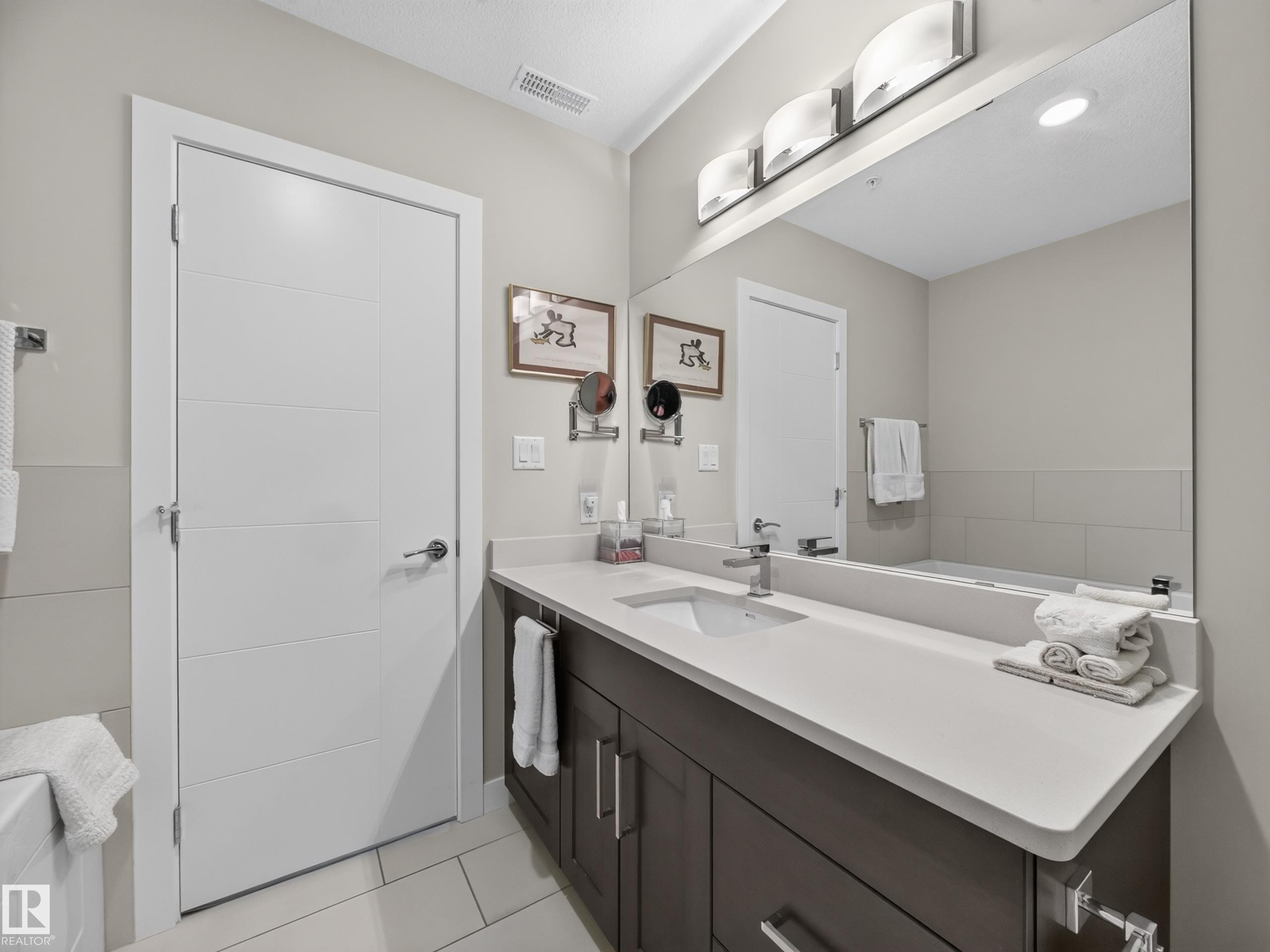 #412 625 Leger Wy Nw, Edmonton, AB - Indoor Photo Showing Bathroom