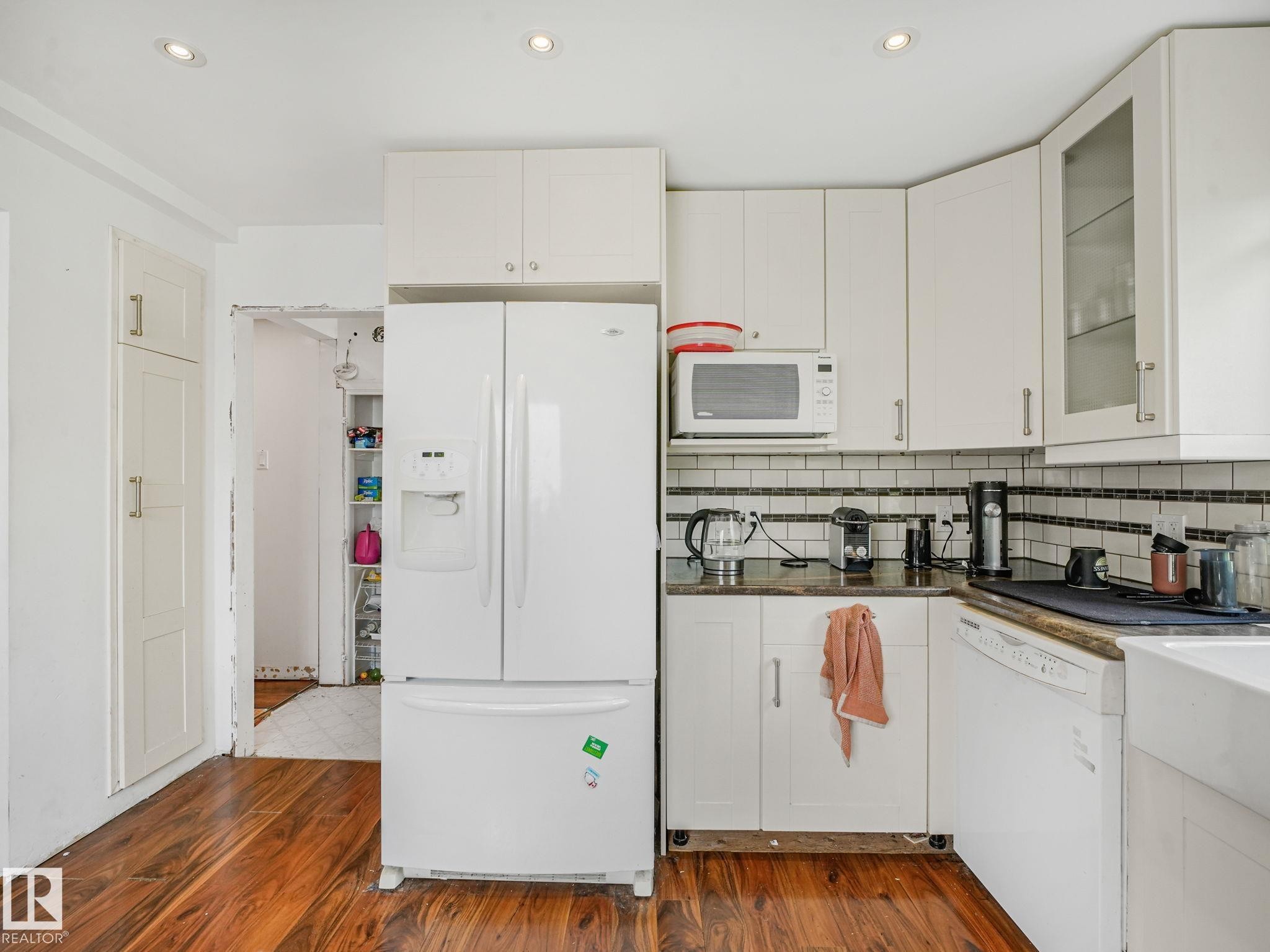 12215 103 Street Nw, Edmonton, AB - Indoor Photo Showing Kitchen