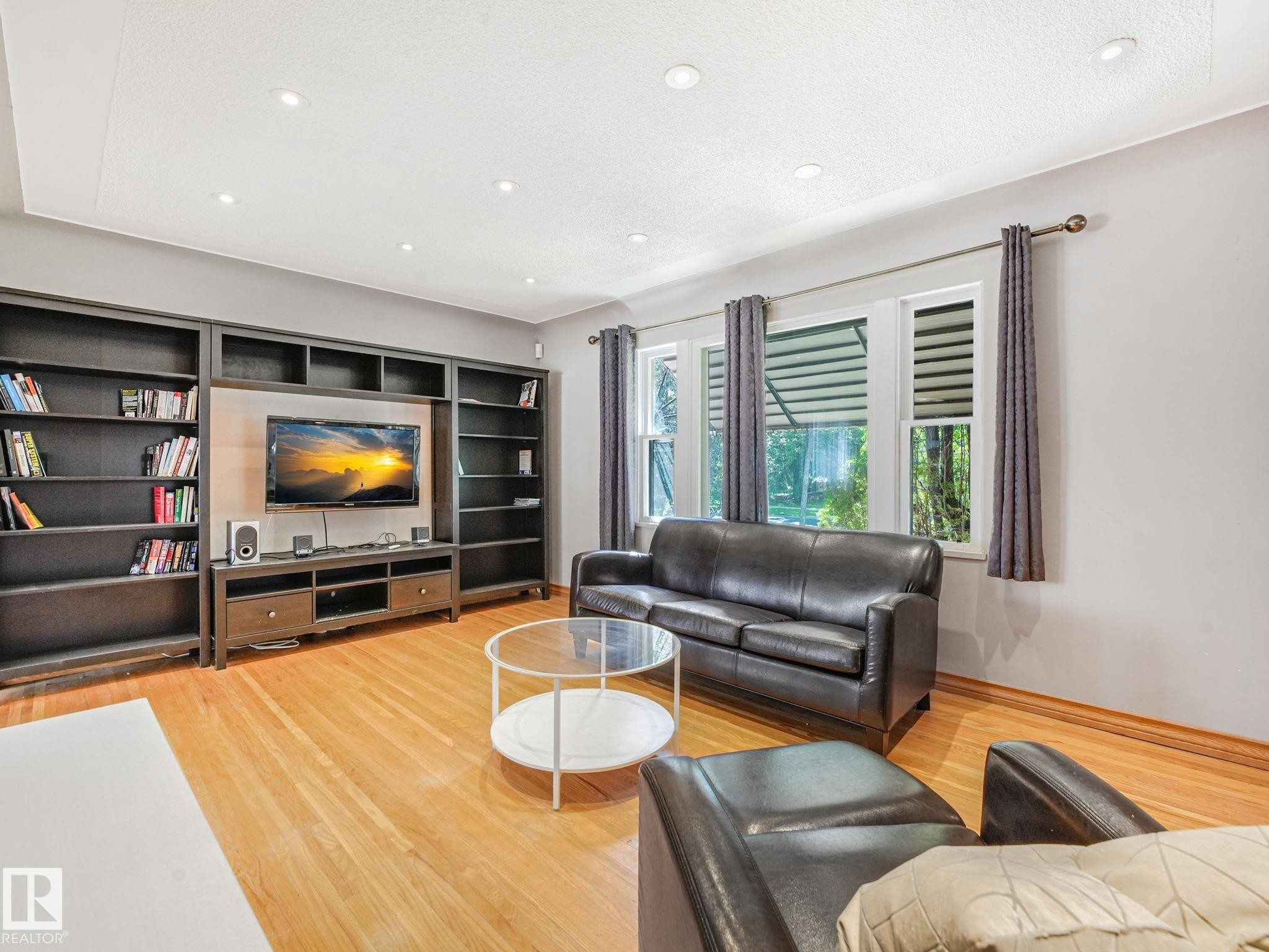 12215 103 Street Nw, Edmonton, AB - Indoor Photo Showing Living Room