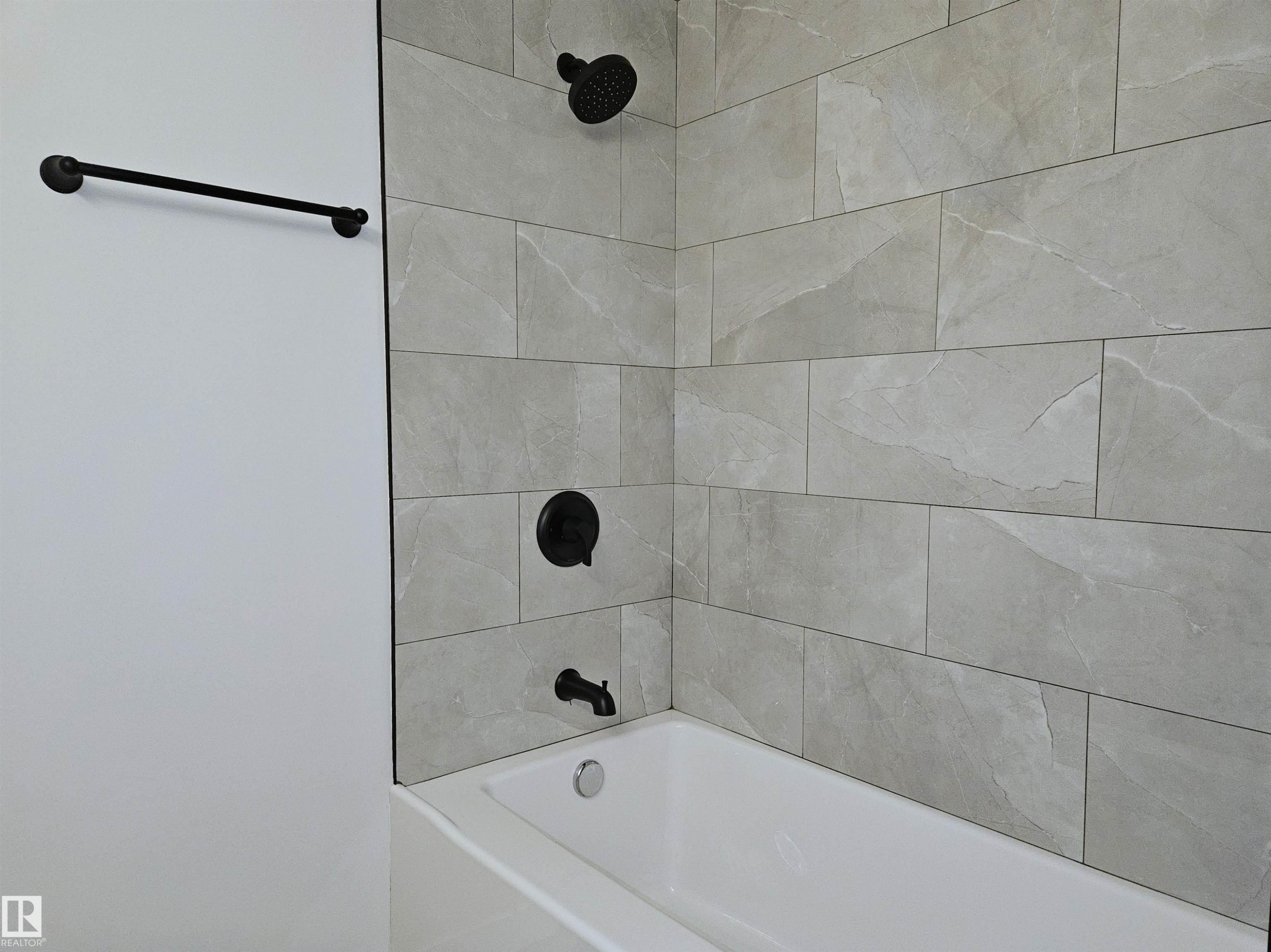 8011 182A Street Nw, Edmonton, AB - Indoor Photo Showing Bathroom