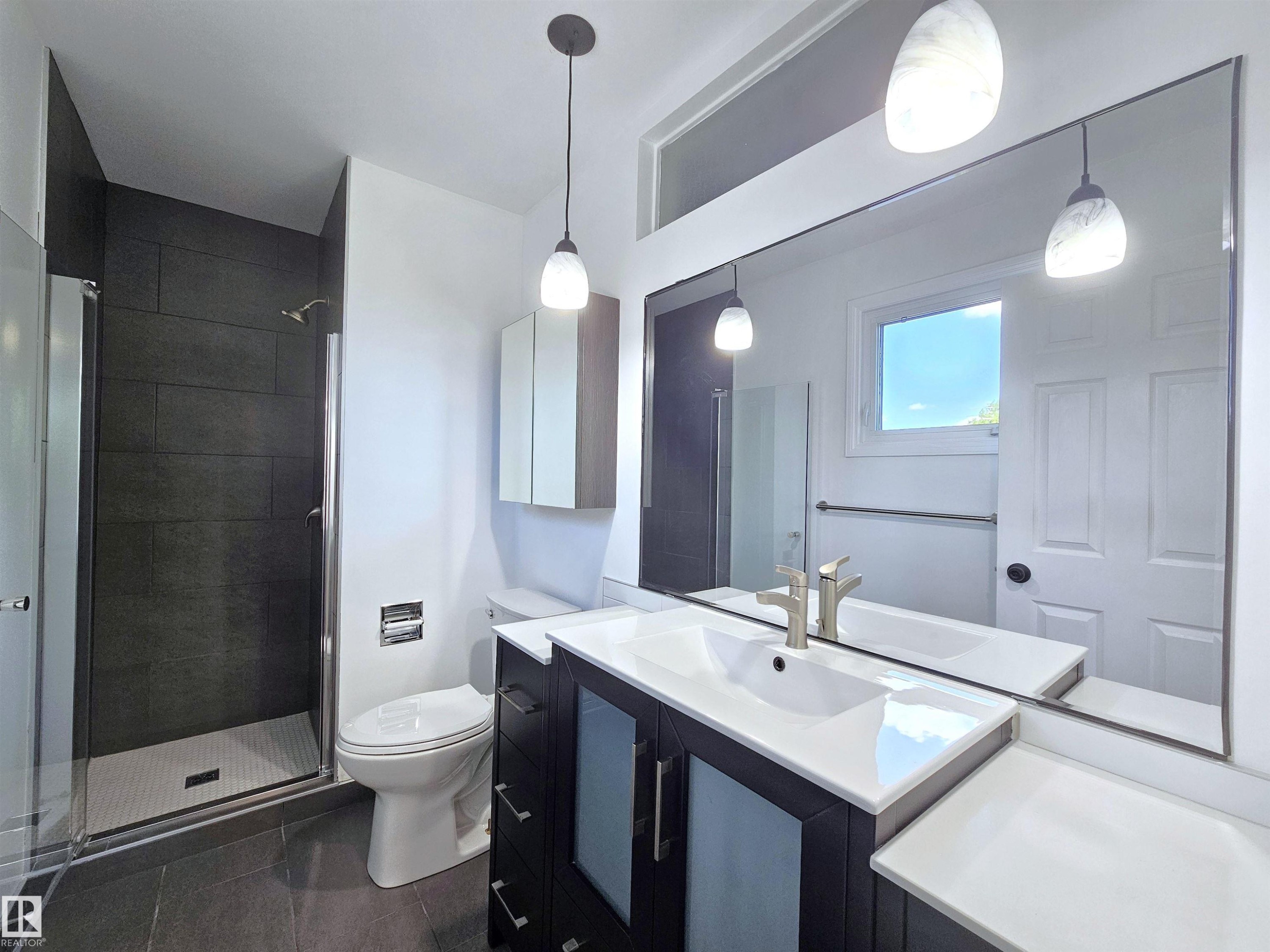8011 182A Street Nw, Edmonton, AB - Indoor Photo Showing Bathroom