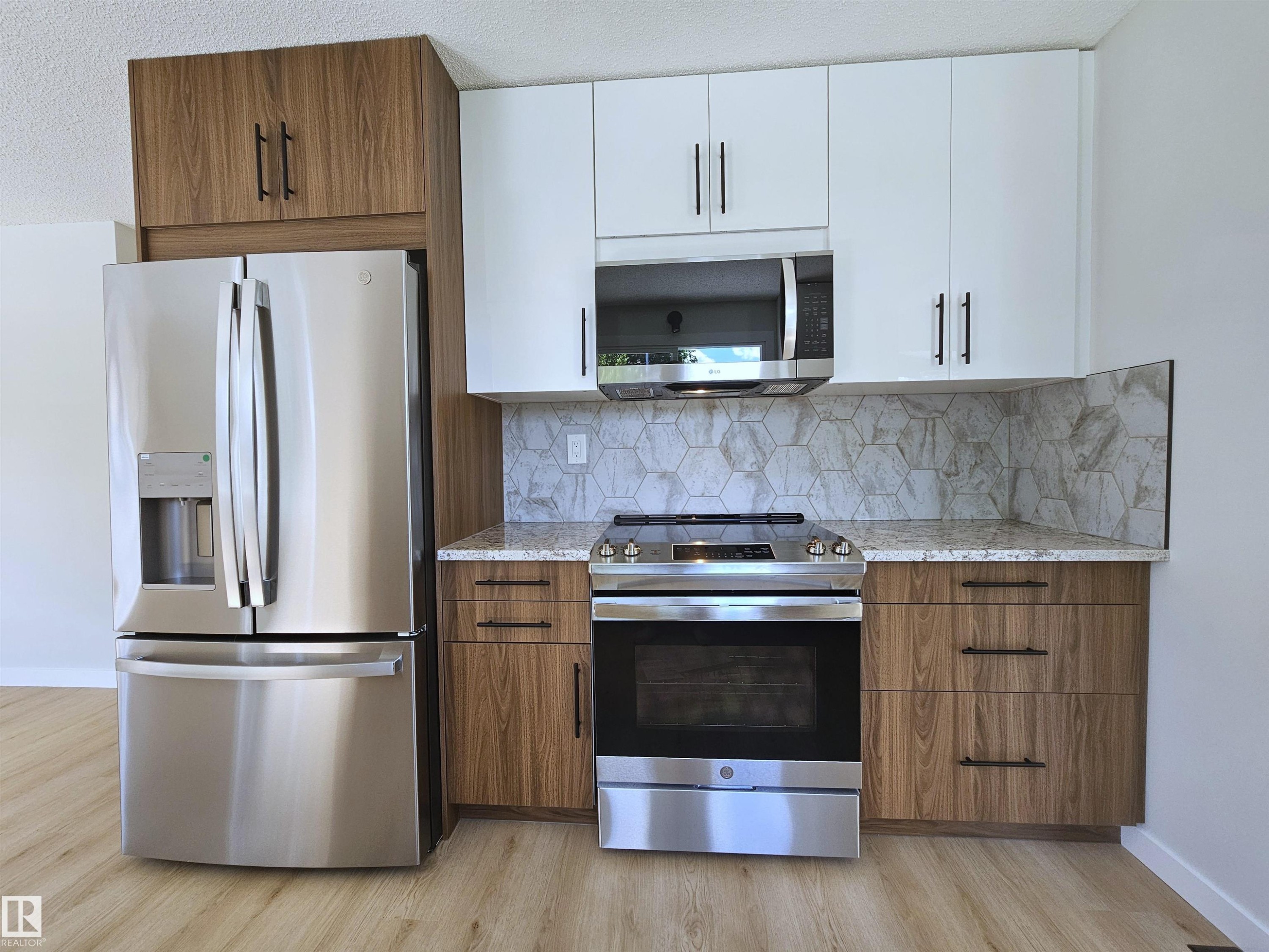 8011 182A Street Nw, Edmonton, AB - Indoor Photo Showing Kitchen With Stainless Steel Kitchen