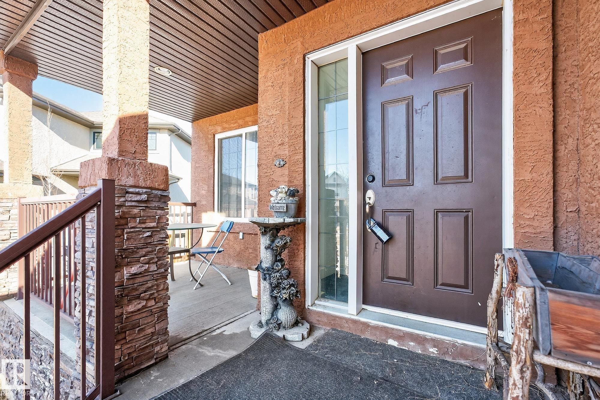 Doorway to property featuring stucco siding and a porch - 1660 Malone Way, Edmonton, AB