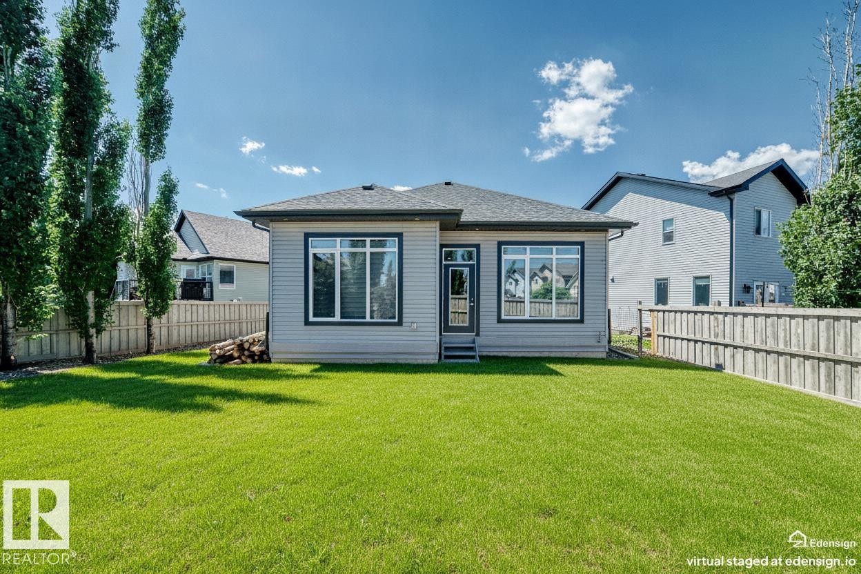 Expansive green lawn with a fully fenced perimeter - 1781 Melrose Crescent, Edmonton, AB
