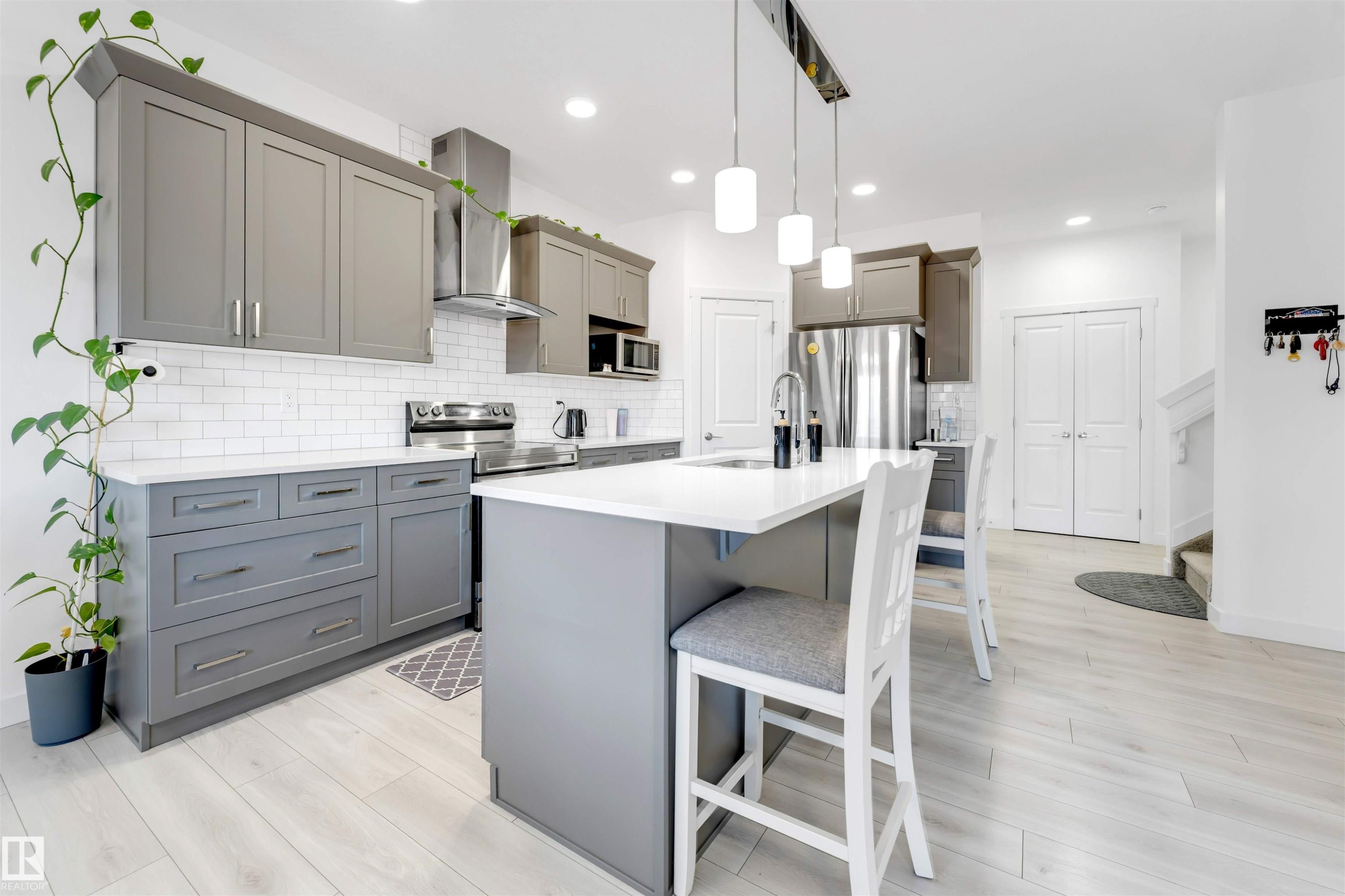 407 Conroy Crescent Sw, Edmonton, AB - Indoor Photo Showing Kitchen With Upgraded Kitchen
