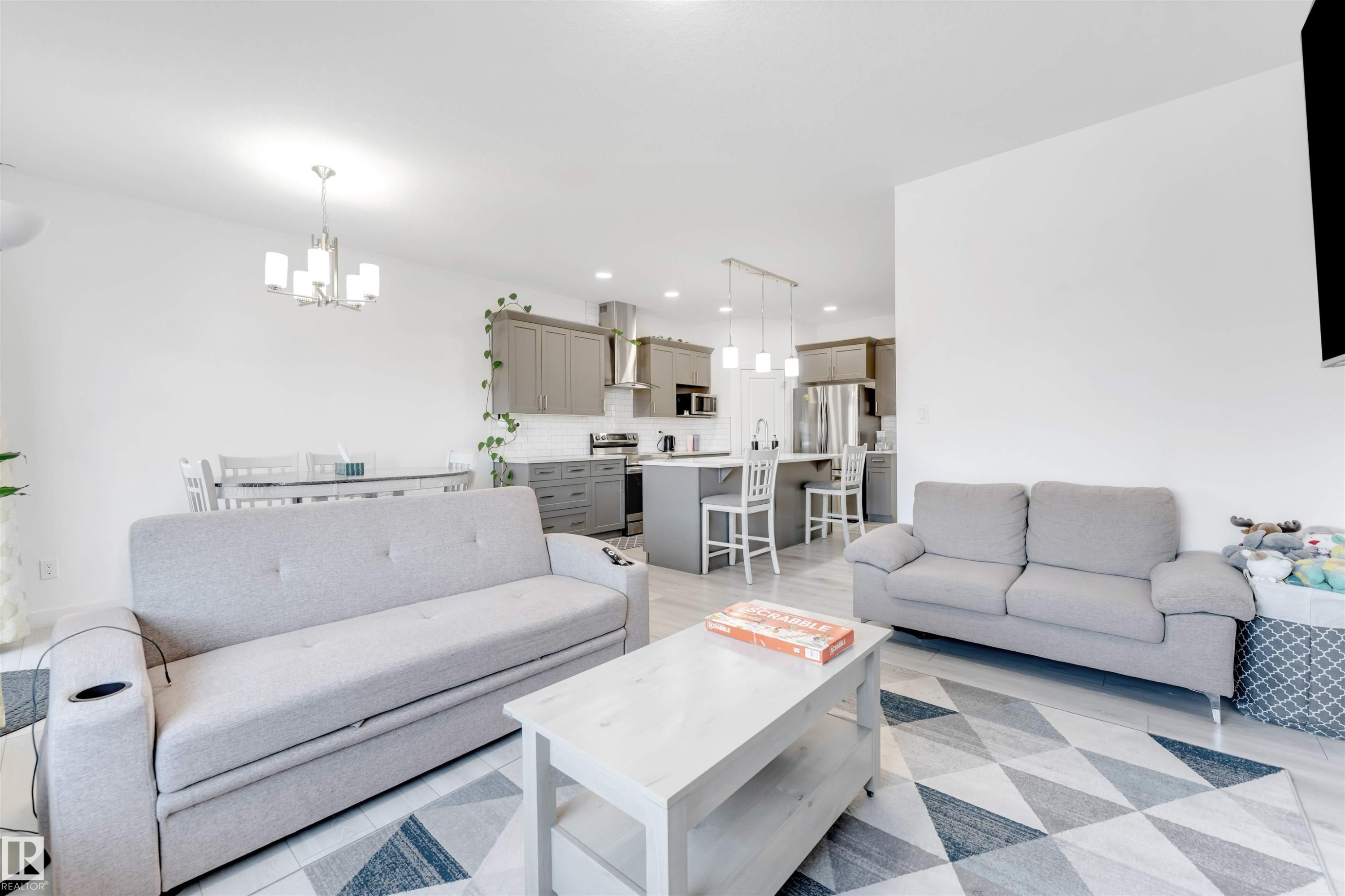 407 Conroy Crescent Sw, Edmonton, AB - Indoor Photo Showing Living Room