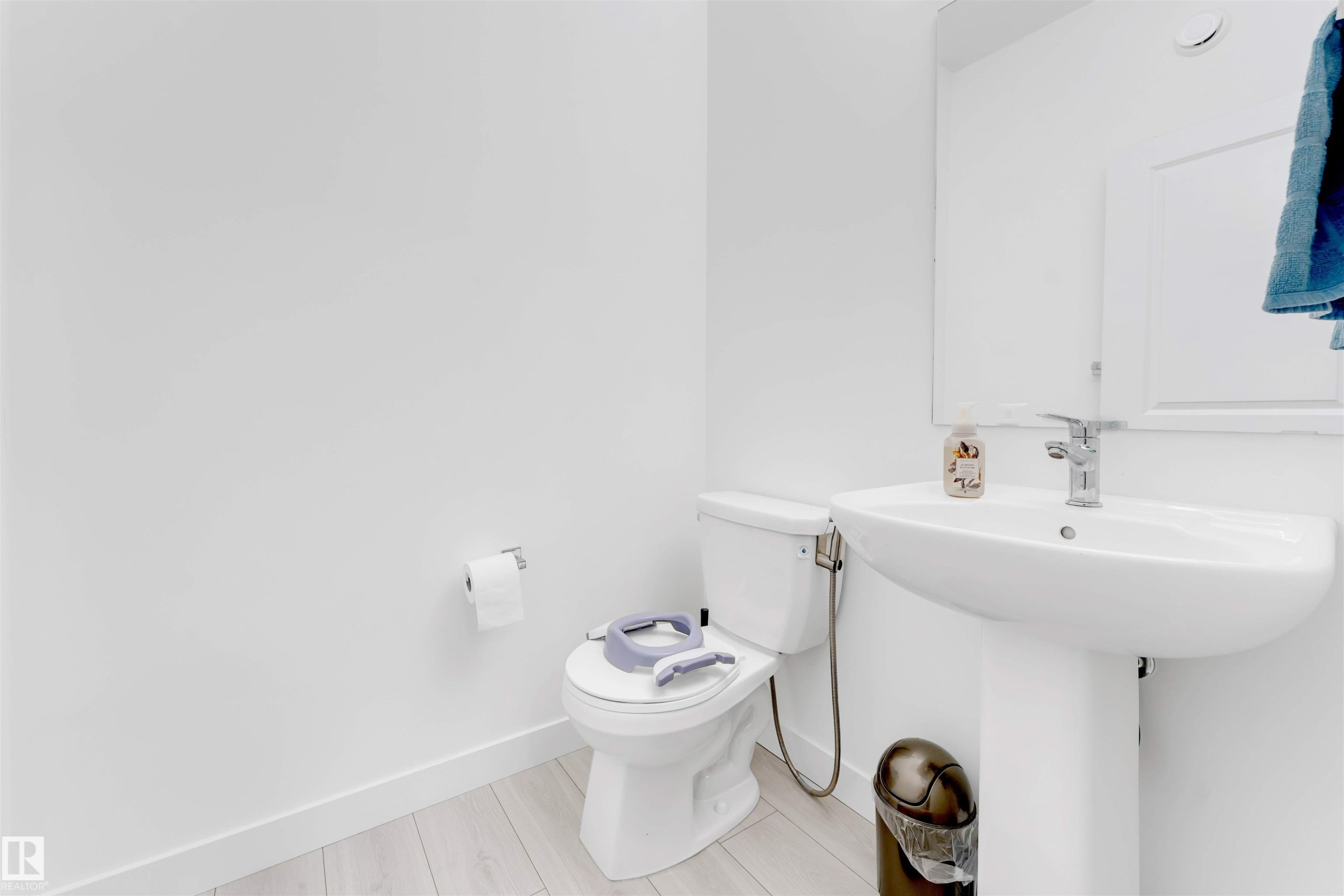 407 Conroy Crescent Sw, Edmonton, AB - Indoor Photo Showing Bathroom
