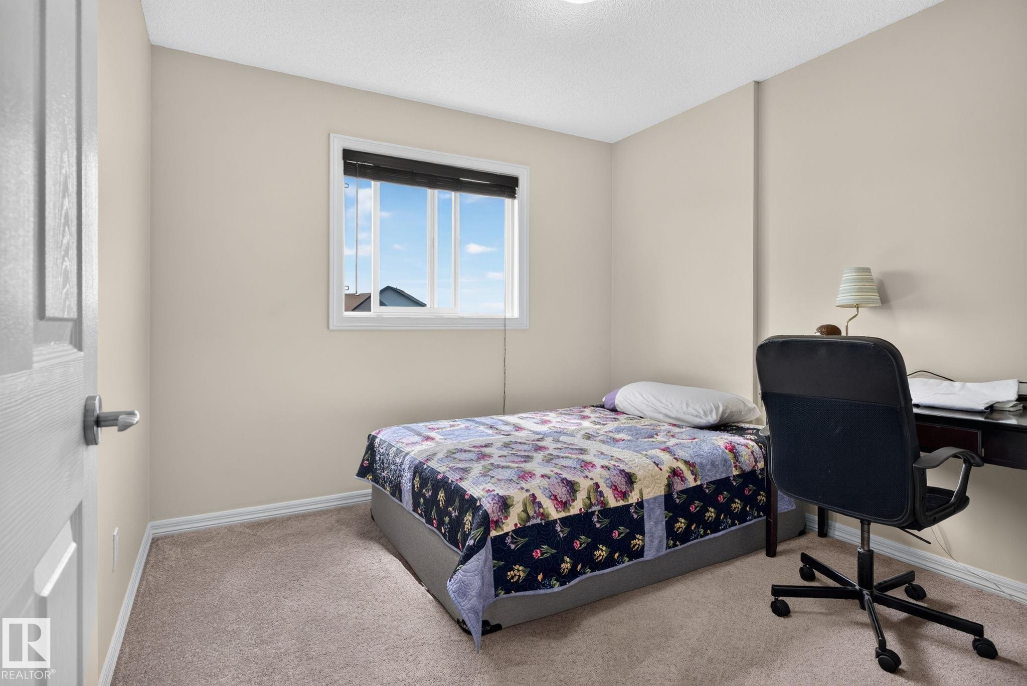 Neutral tone walls with white trim and textured carpet - 545 Watt Boulevard Sw, Edmonton, AB - Indoor Photo Showing Bedroom