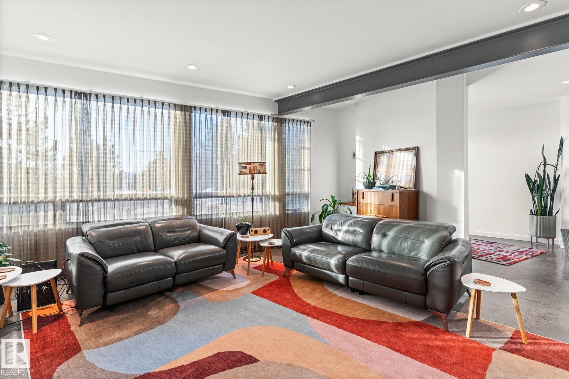 6428 Ada Boulevard Nw, Edmonton, AB - Indoor Photo Showing Living Room