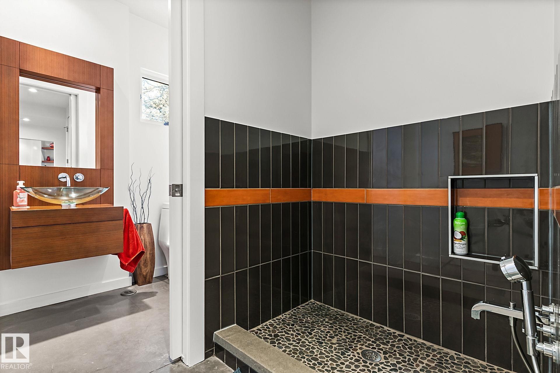 6428 Ada Boulevard Nw, Edmonton, AB - Indoor Photo Showing Other Room