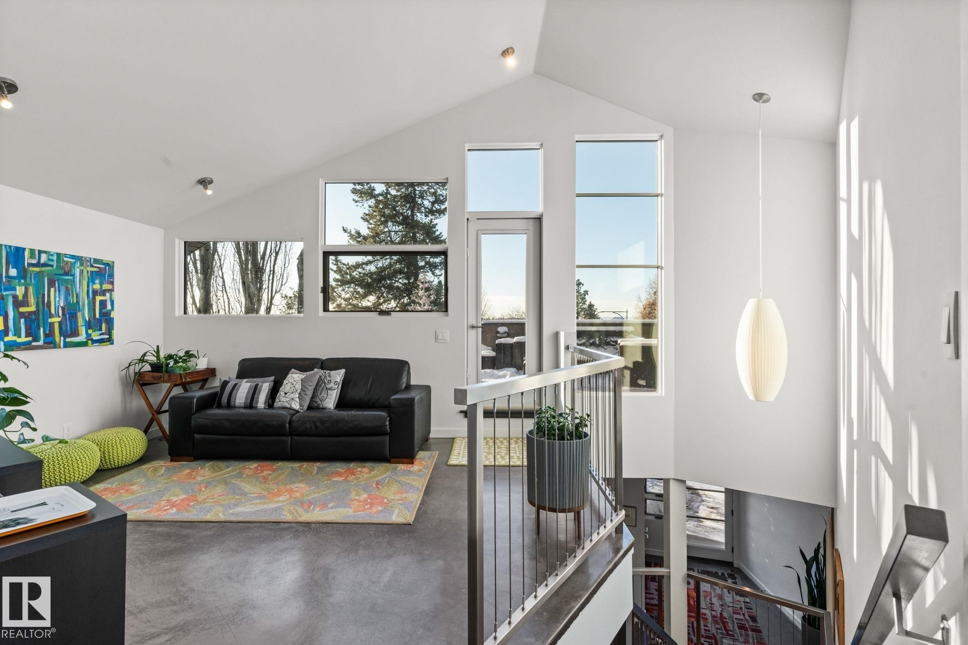 6428 Ada Boulevard Nw, Edmonton, AB - Indoor Photo Showing Living Room
